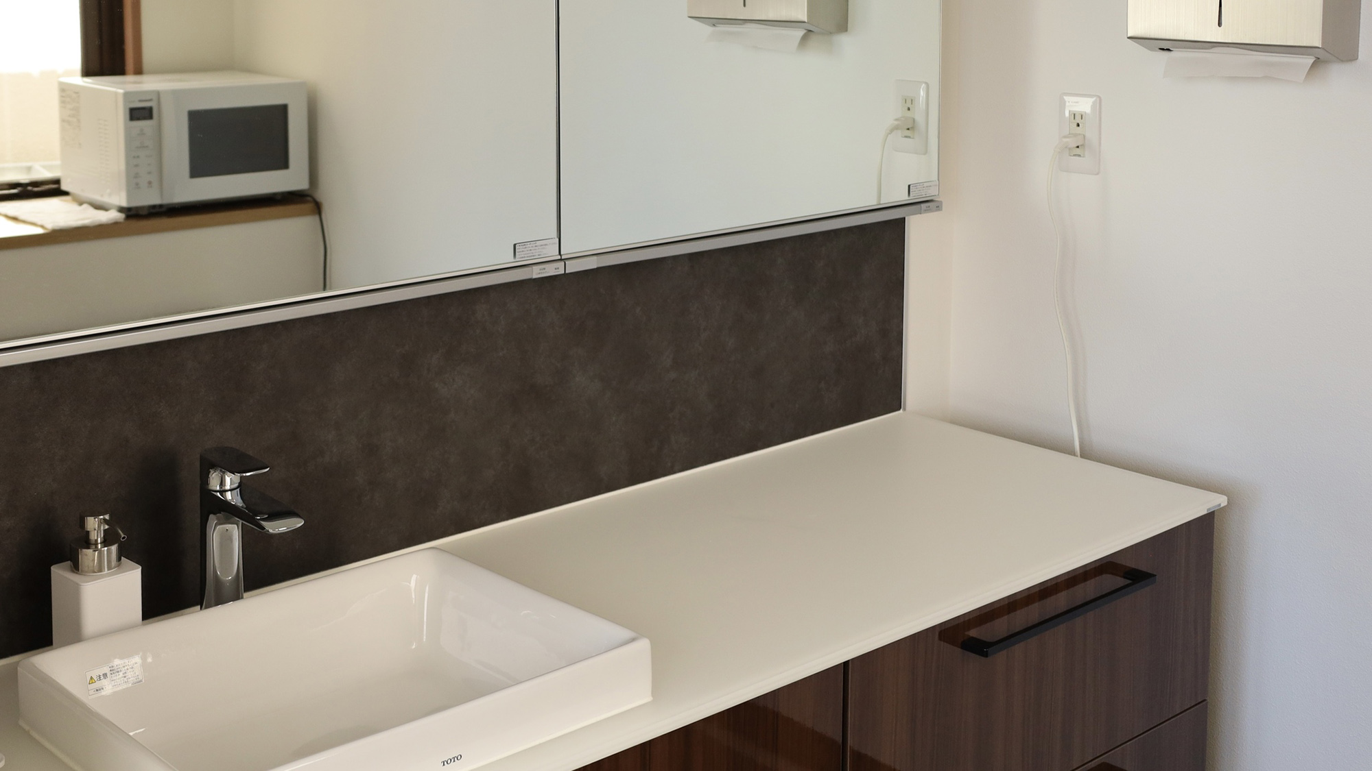 ・【共用洗面所】シンプルで使いやすい洗面所。電子レンジもこちらにございます