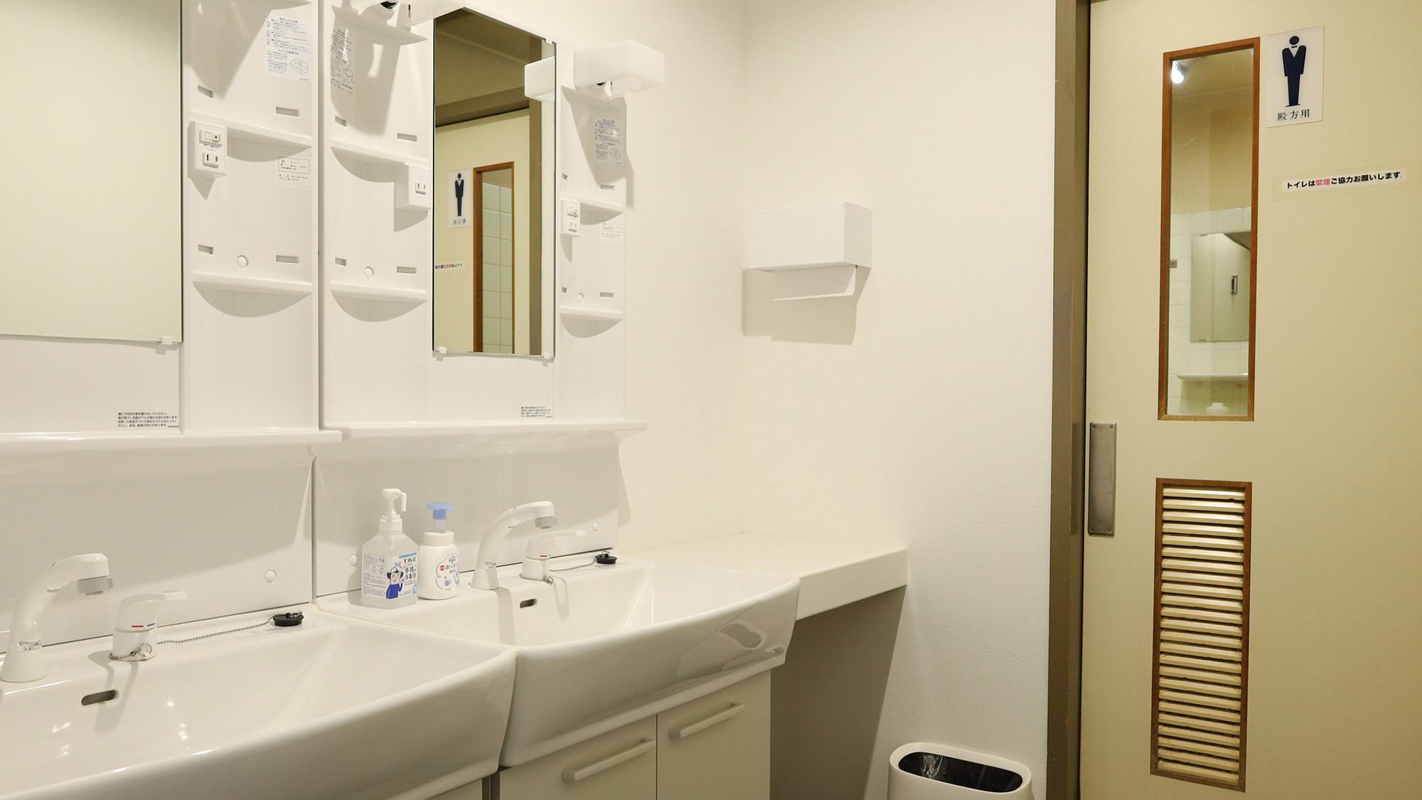 ・【共用男性用トイレ/2階】洗面台を2台完備。ご利用の方が多くても安心してお使いいただけます