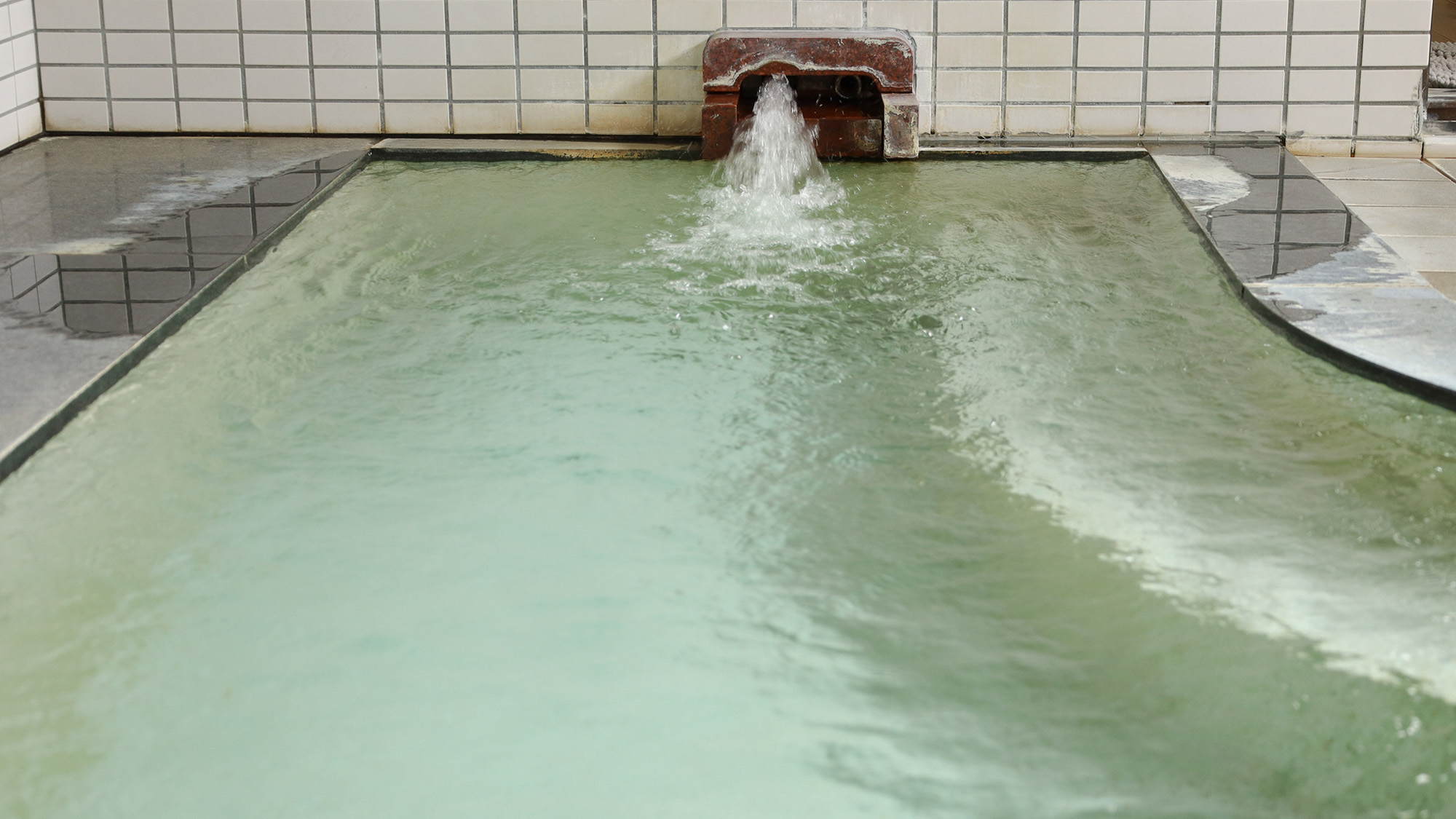 ・【大浴場/男性用】温かいお湯に浸かってじっくりお温まりいただき、出張や旅の疲れを癒してください