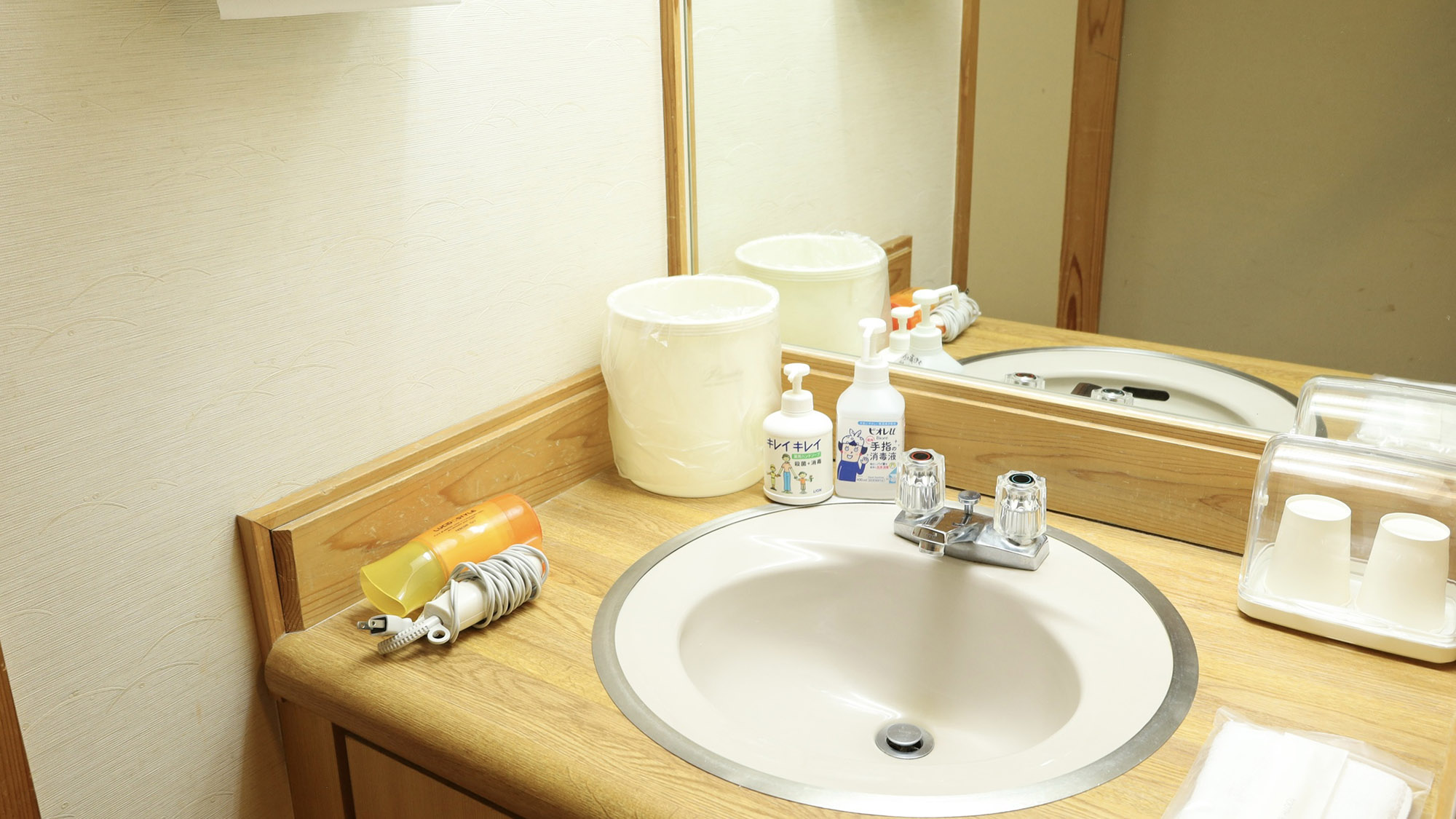 ・【和室/洗面台】大きな鏡、ドライヤーを完備。忙しい朝のお仕度もバッチリ