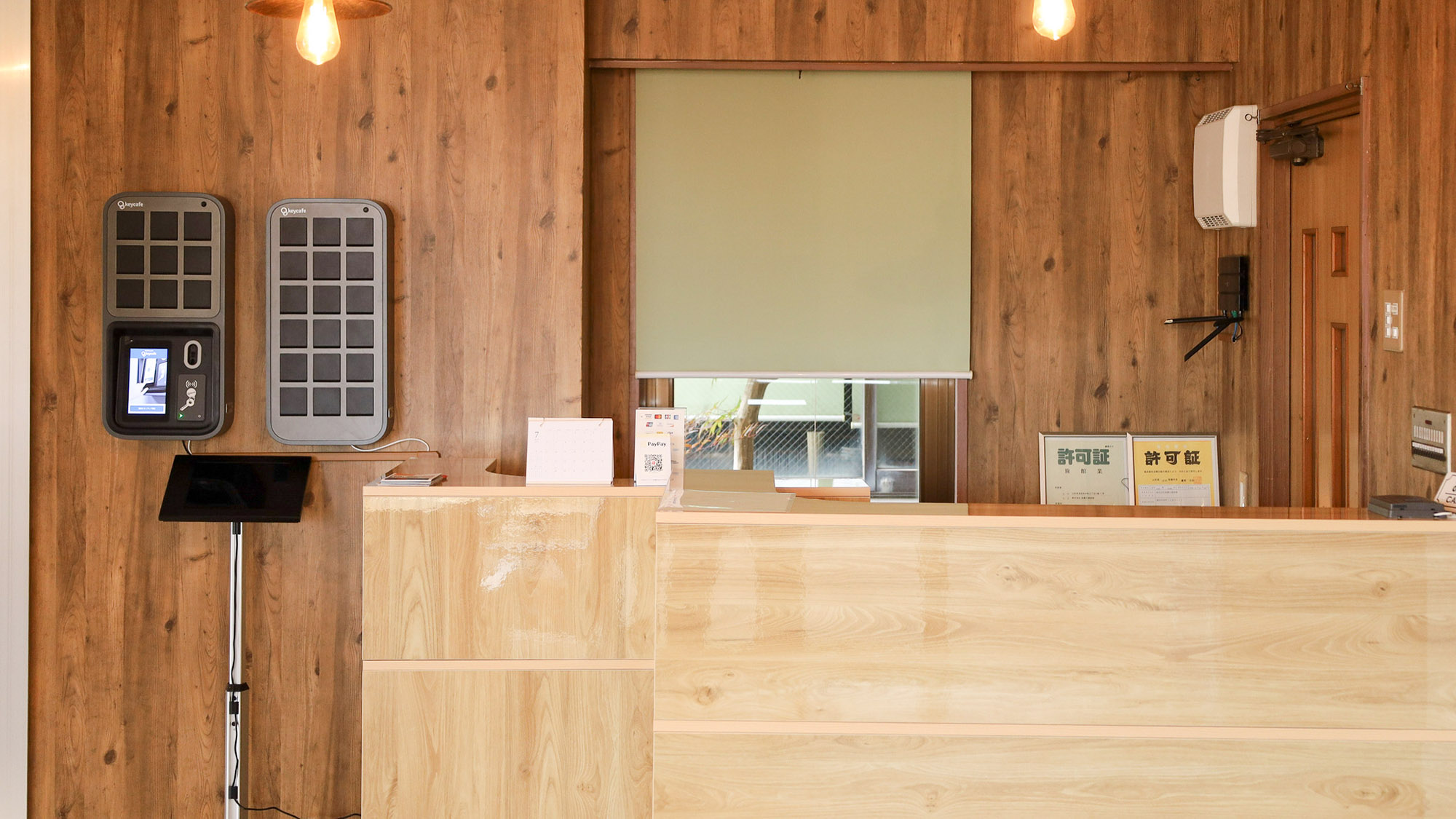 ・【フロント】木目調の温かみのあるフロント。皆さまのお越しを心よりお待ちしております
