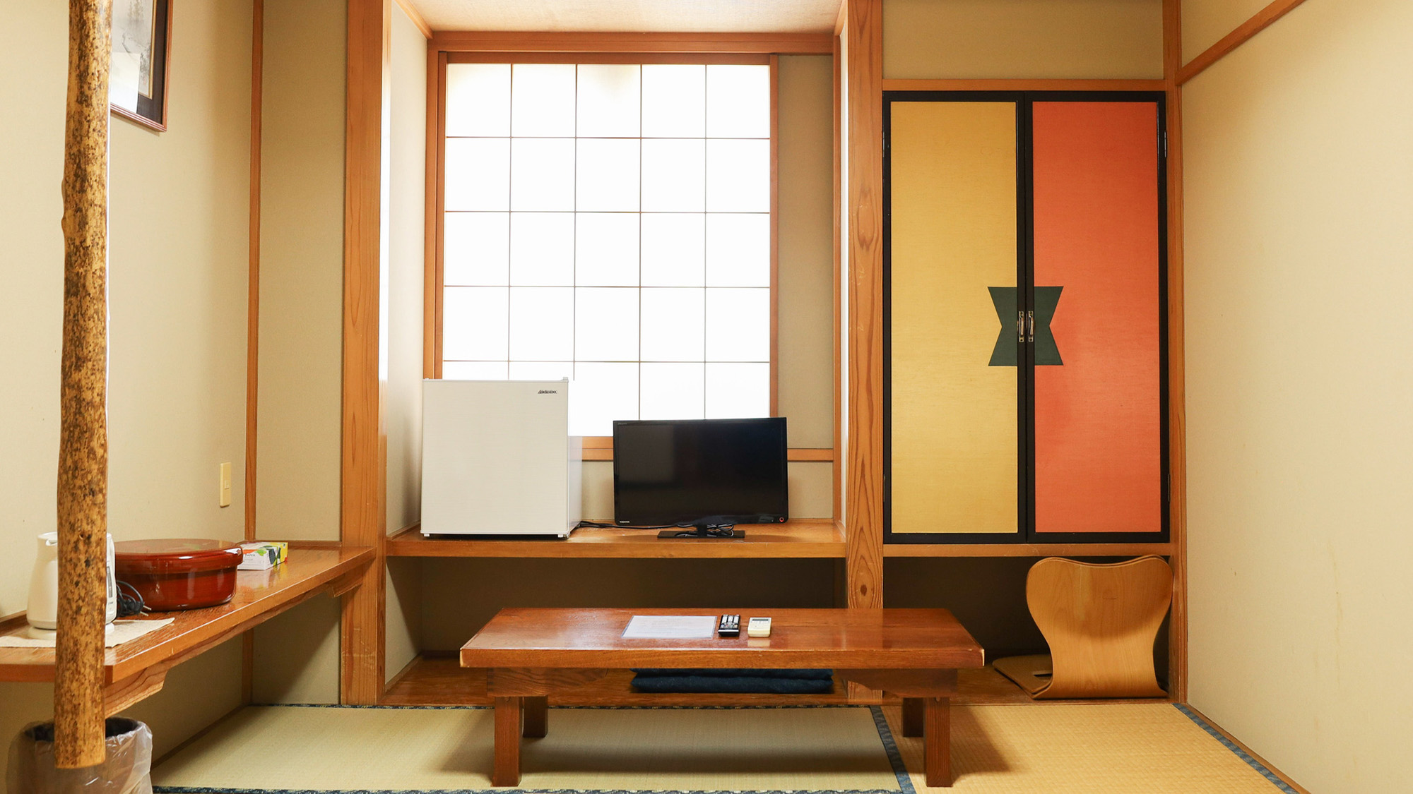 ・【和室6畳/トイレ付】最大2名様宿泊可能。色鮮やかな収納扉が目を惹くお部屋です