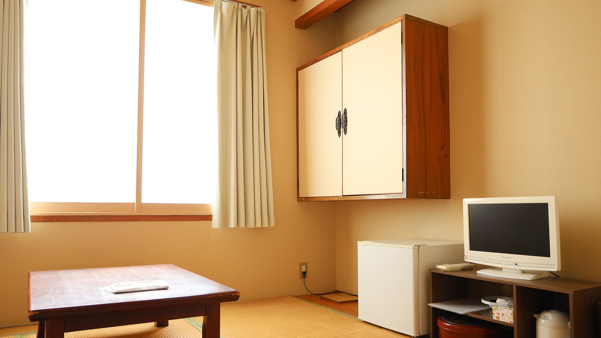 ・【和室6畳/トイレなし/2名定員】大きな窓で解放感のあるお部屋。ゆったりお寛ぎいただけます