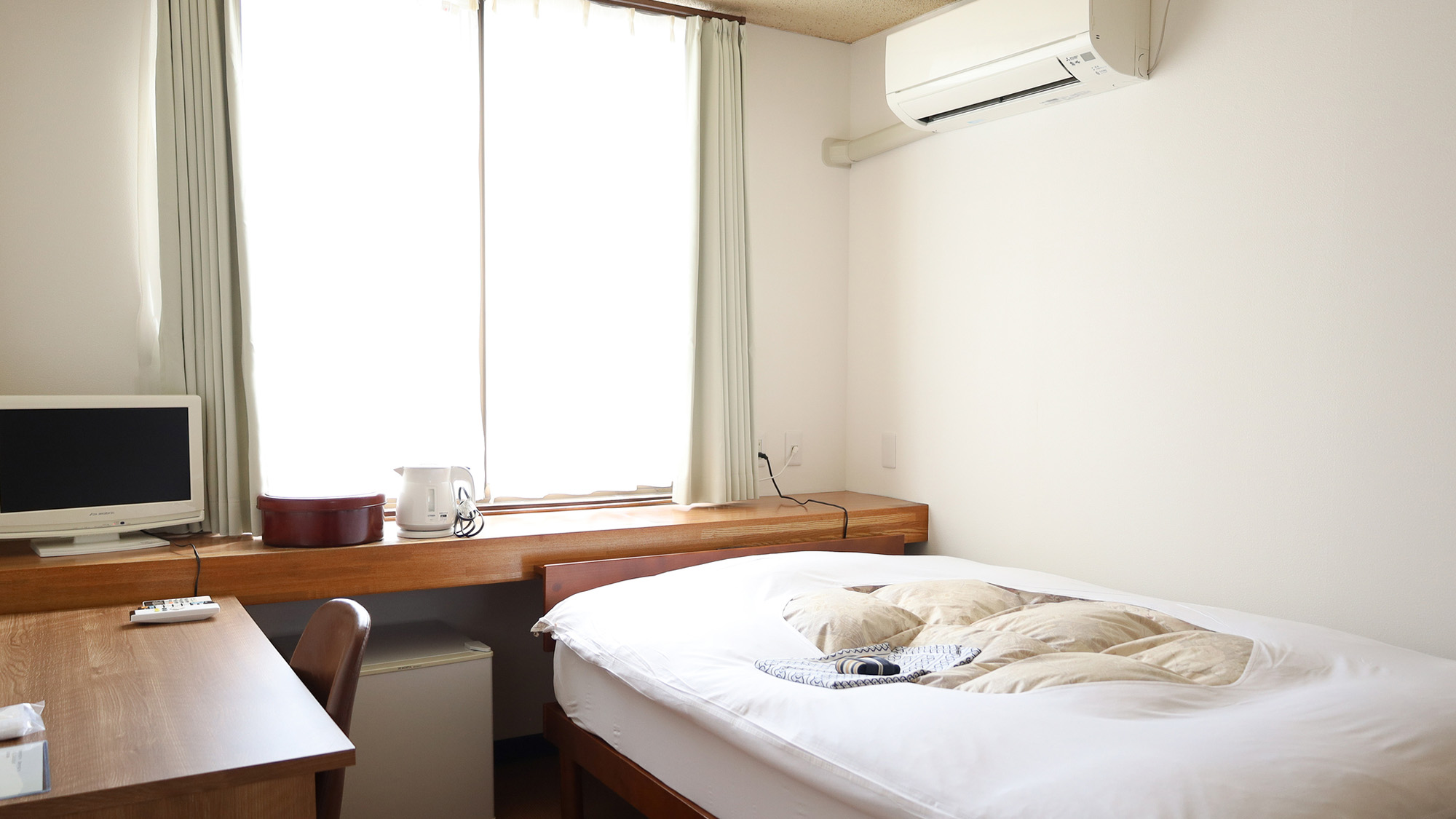 ・【洋室シングル/トイレ共用】自然光の差し込む明るいお部屋。共用のバス・トイレをご利用ください