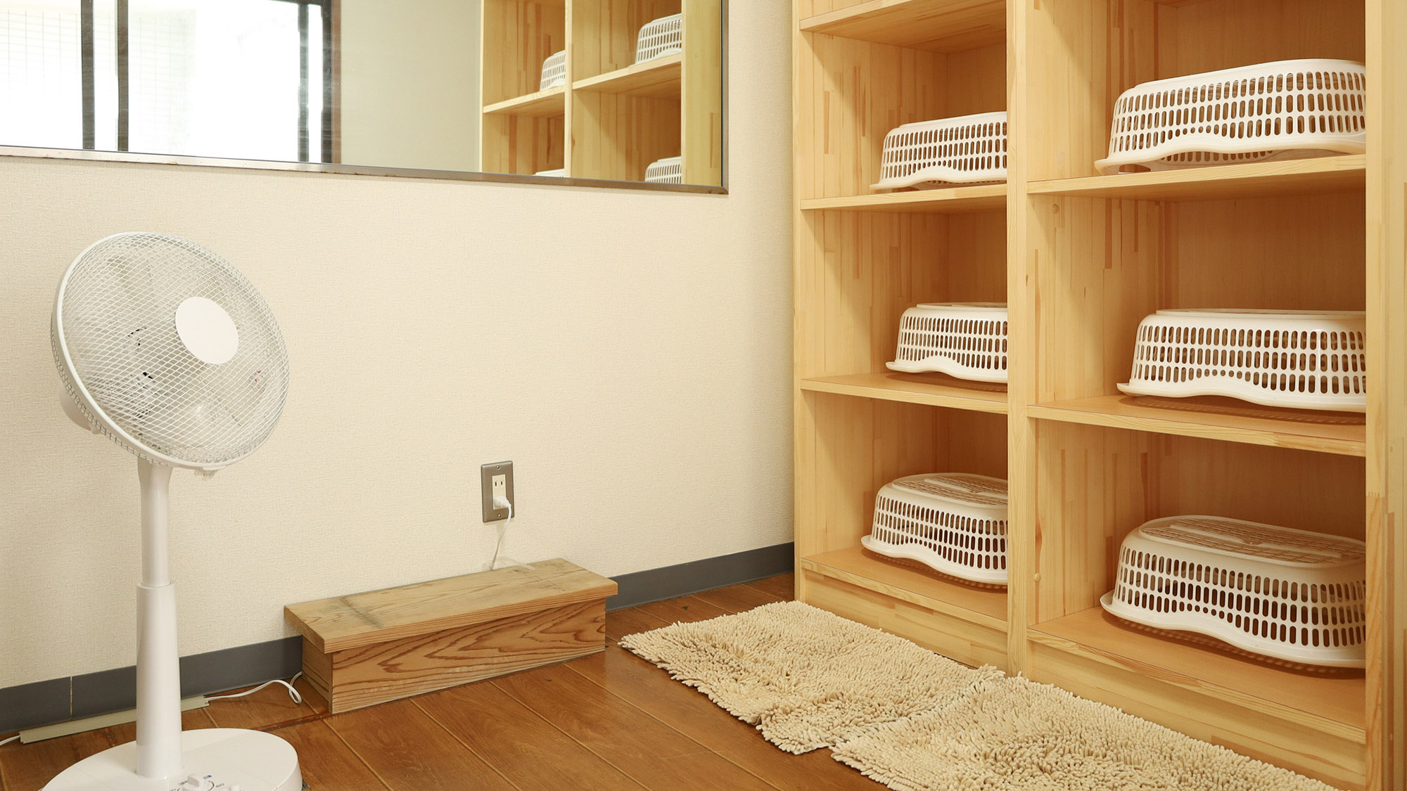 ・【大浴場/女性用】ゆとりのある脱衣所。扇風機もあり快適にご利用いただけます
