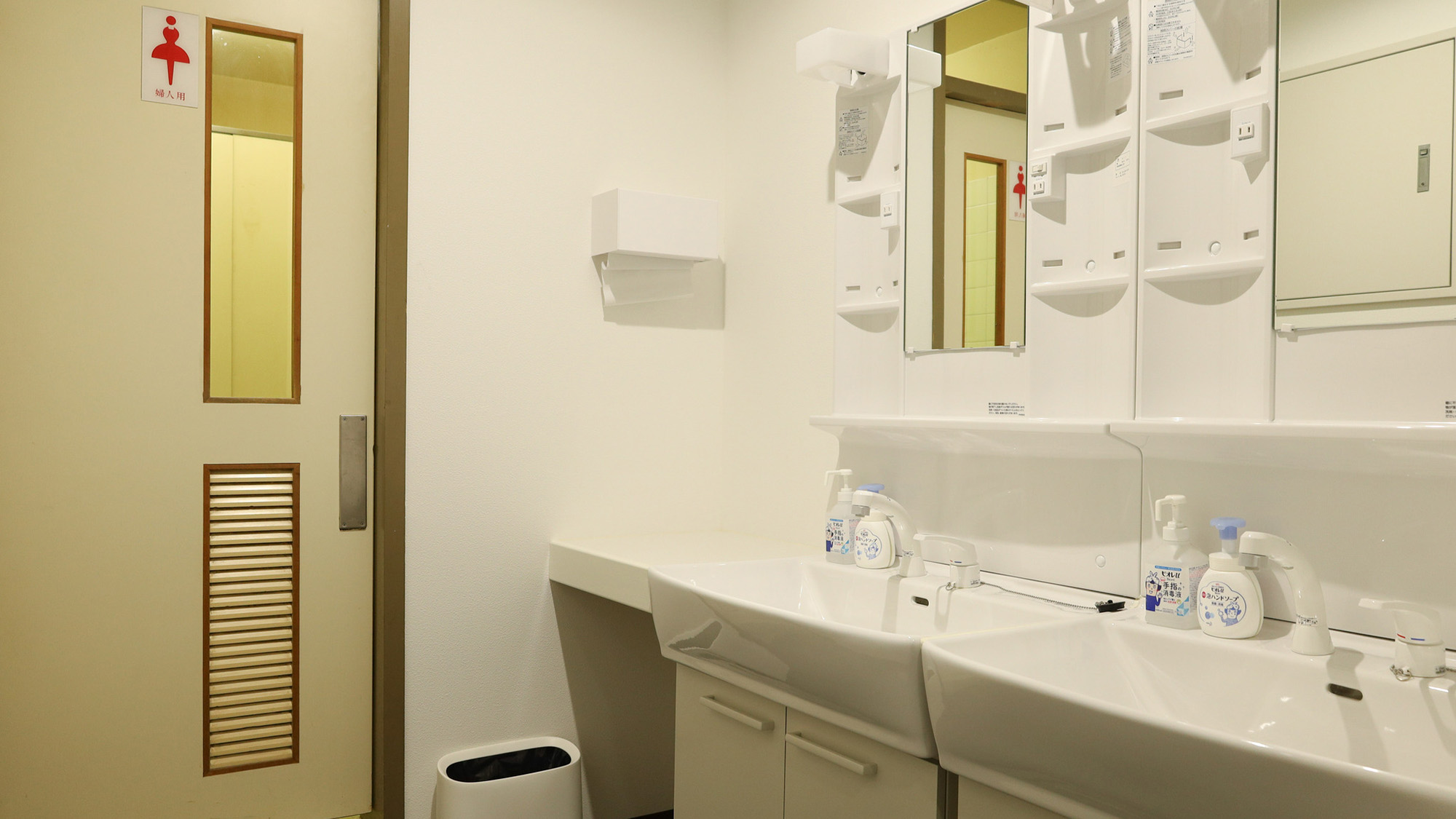 ・【共用女性用トイレ/2階】洗面台を2台完備。ご利用の方が多くても安心してお使いいただけます