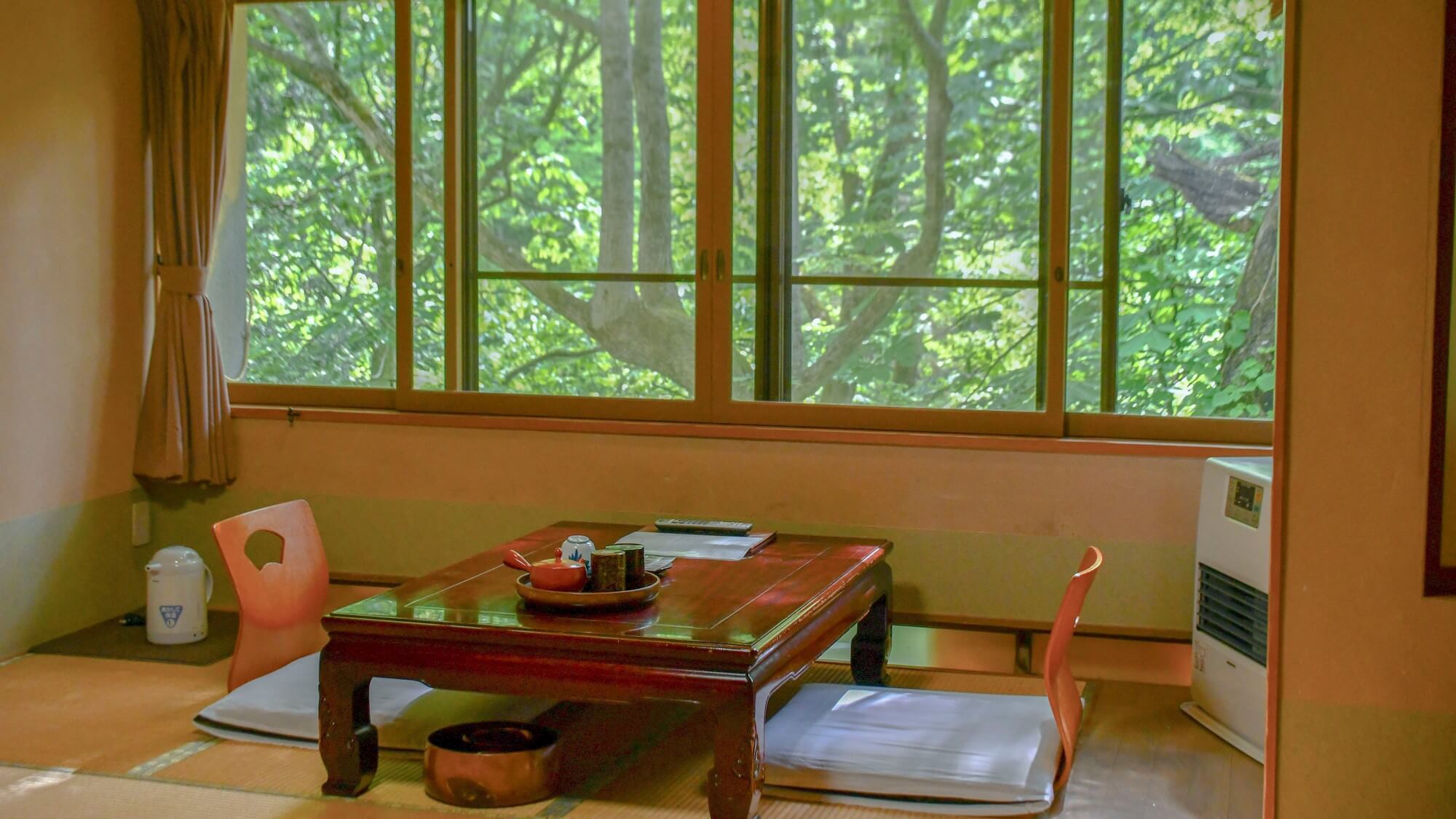 【渓谷館B1】四季折々の風景をお部屋からお楽しみいただけます。