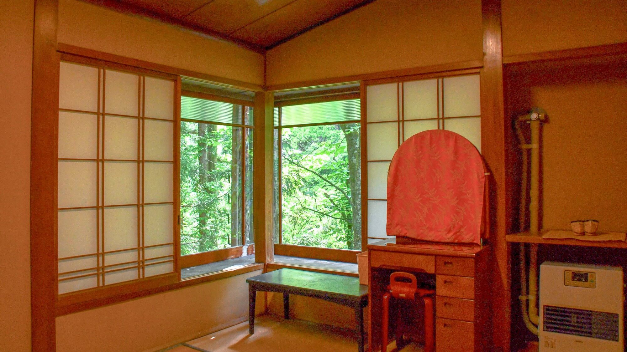 【不動閣Bせせらぎの間】当館唯一の、温泉風呂付き客室。静かに流れる時を愉しむ、趣ある大正の客室です。