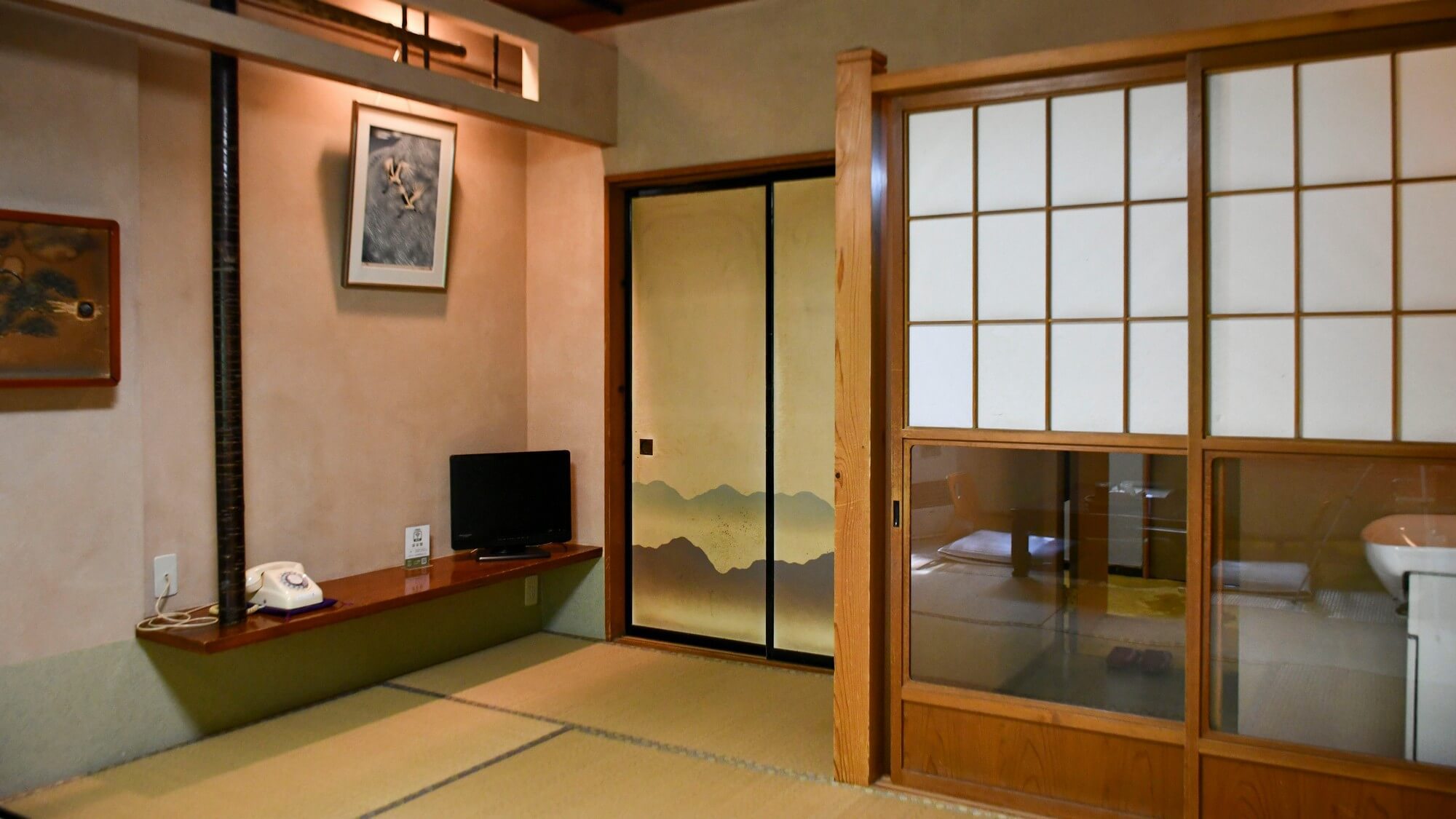 【渓谷館B1】お部屋の窓から渓谷美を望む、静寂に満たされるひととき。