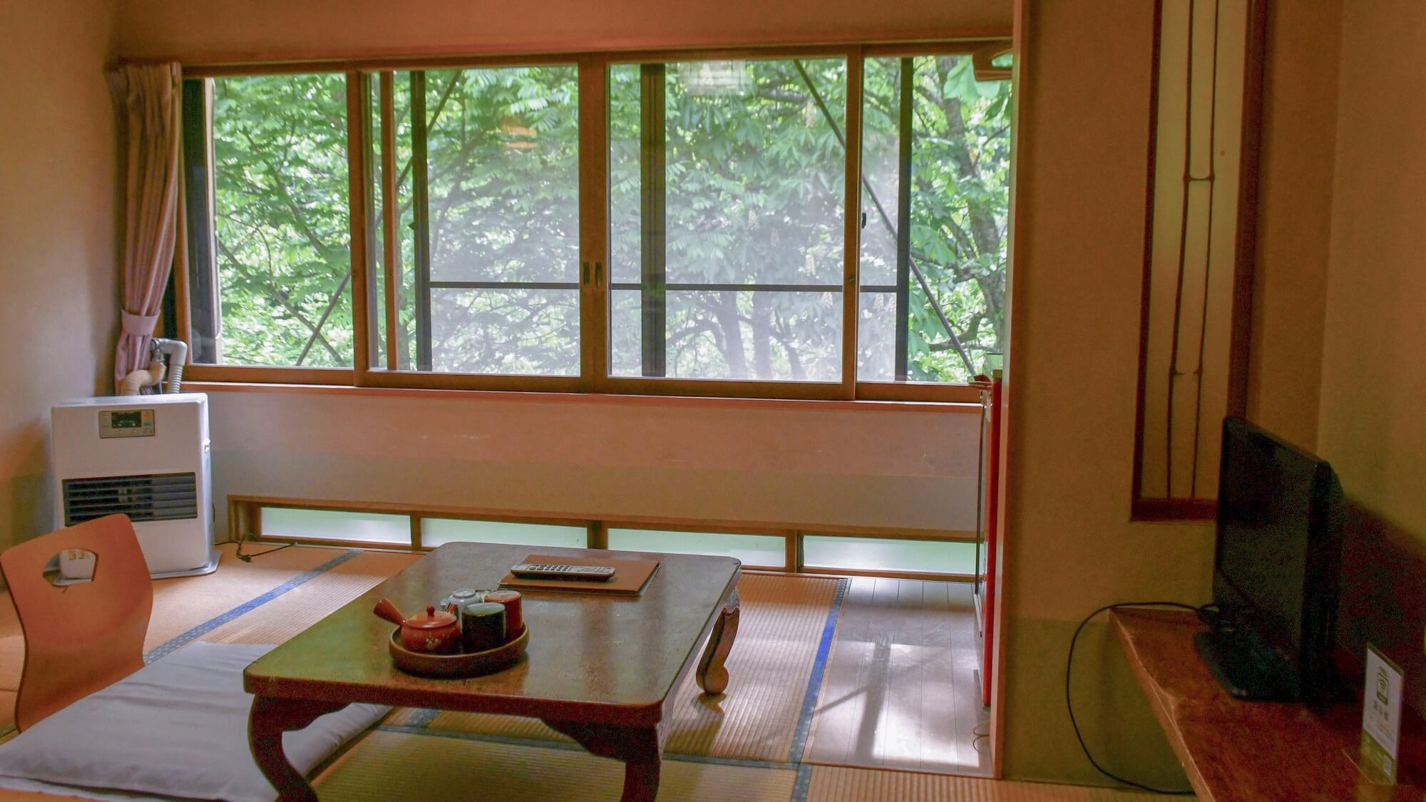 【渓谷館B1】四季折々の風景をお部屋からお楽しみいただけます。