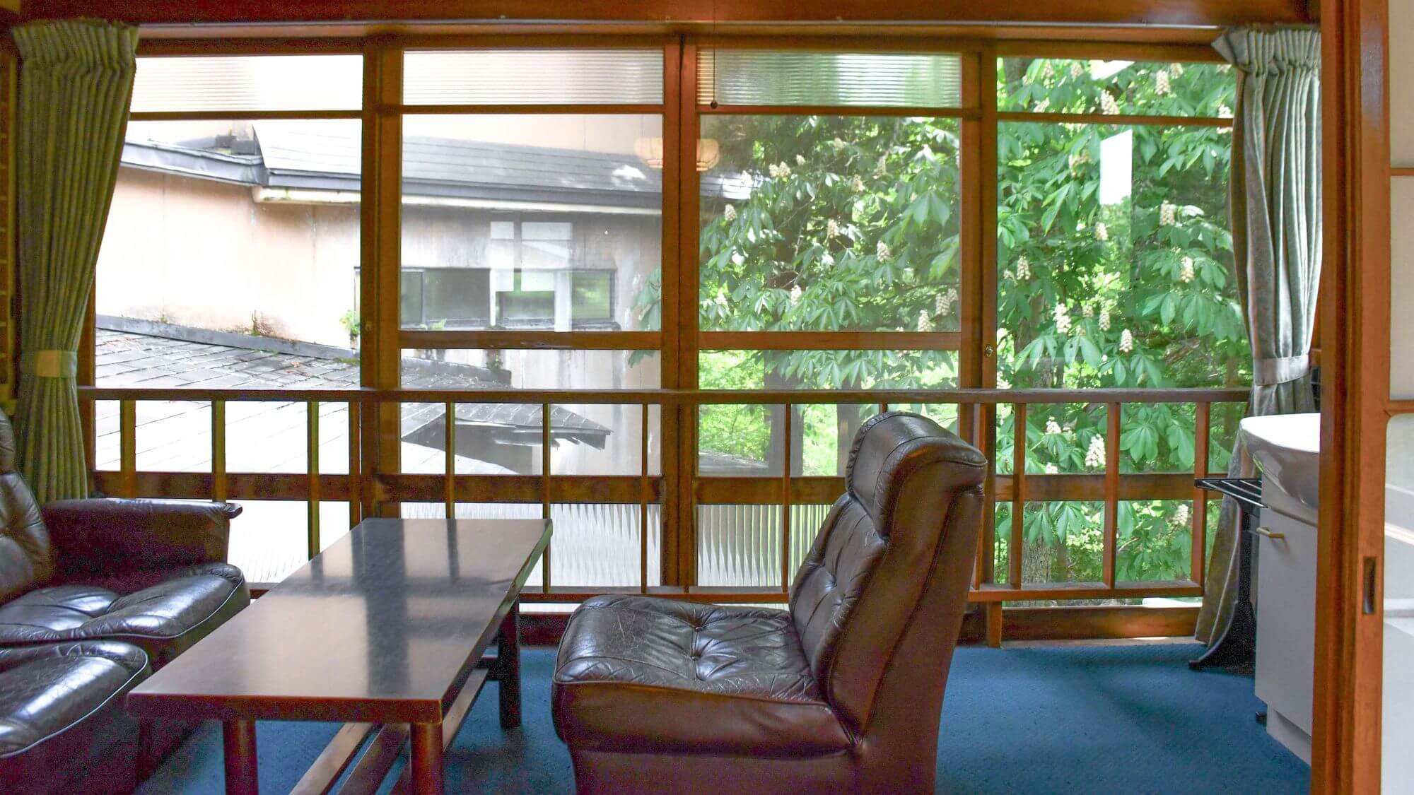 【不動の間】古き佳き佇まいが旅情を誘う、大正浪漫の客室。