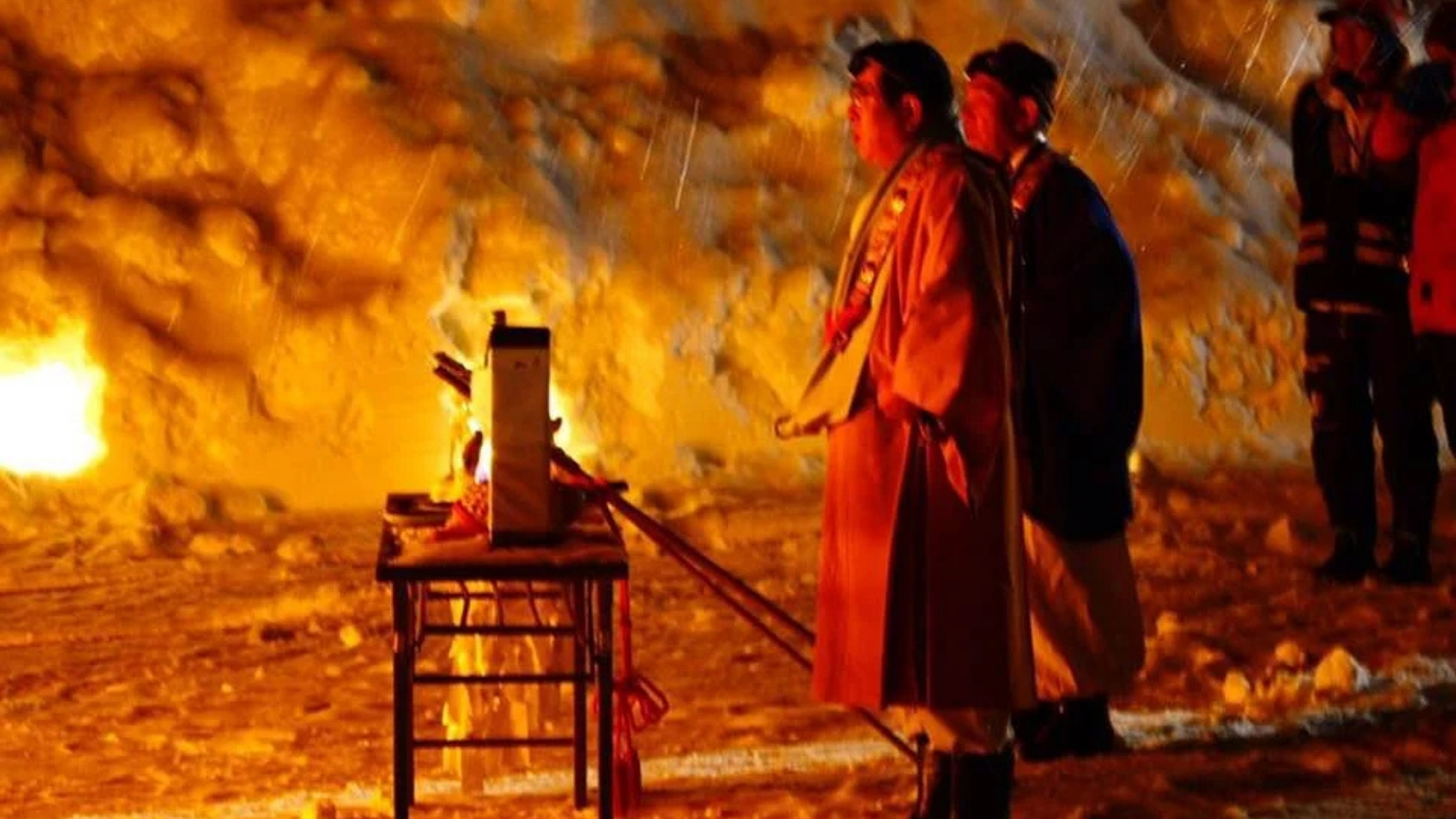 毎年１月に開催される白布温泉さいと焼き。皆で無病息災を祈ります。