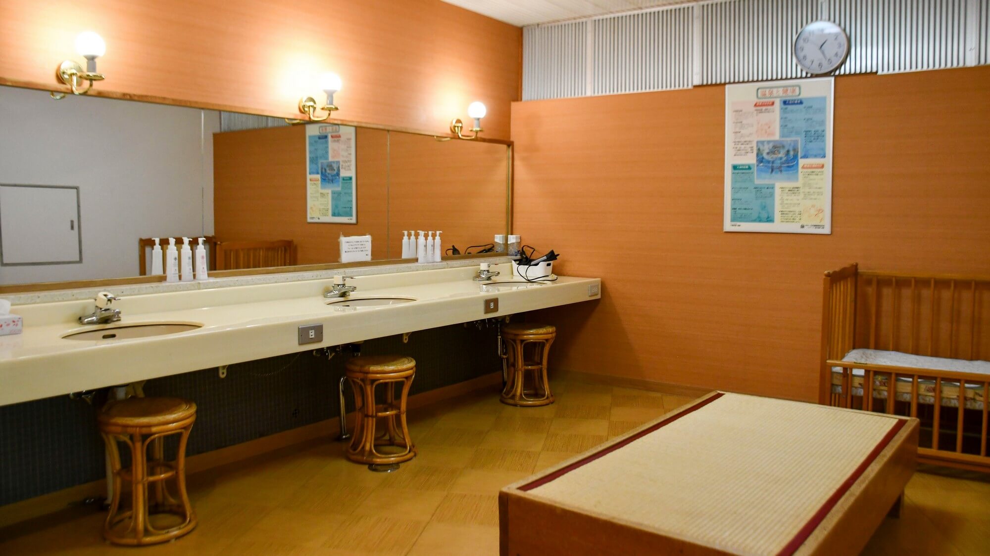 【脱衣所・女湯】お泊りスキンケアセットは売店で販売しております。