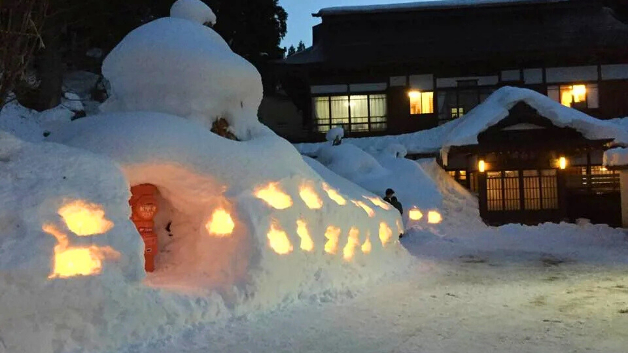 冬の風物詩、白布温泉雪ぼんぼり。あたたかな光が幻想的な景色を作り出します。