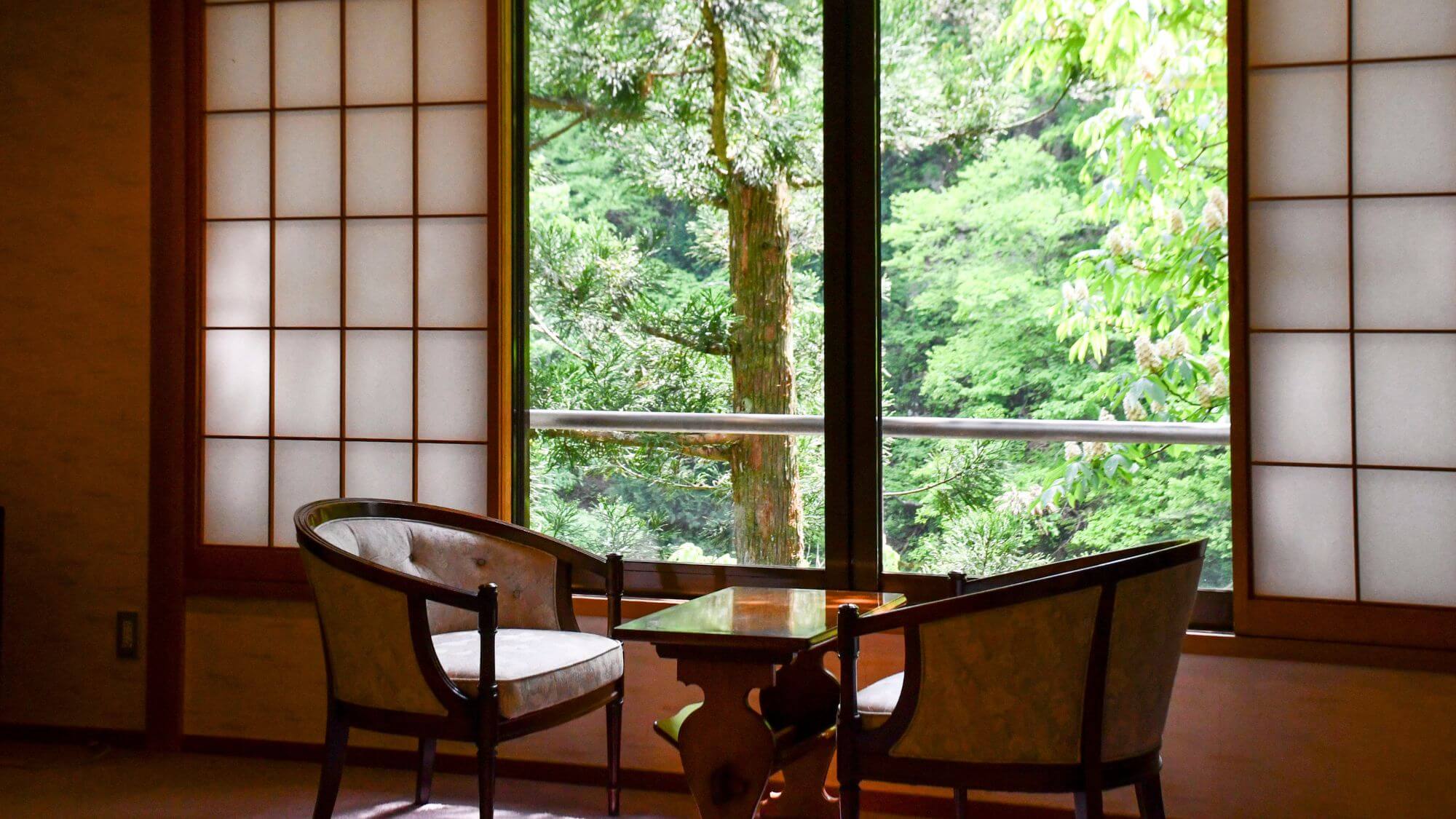 【椿の間】お部屋の窓から渓谷美を望む、静寂に満たされるひととき。