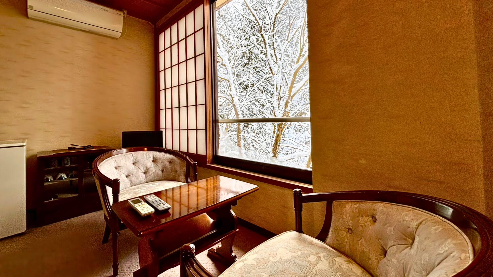 【特別和室あきの間】広々二間続きの和室にローベッド2台を完備。大きな窓からは渓谷美を。