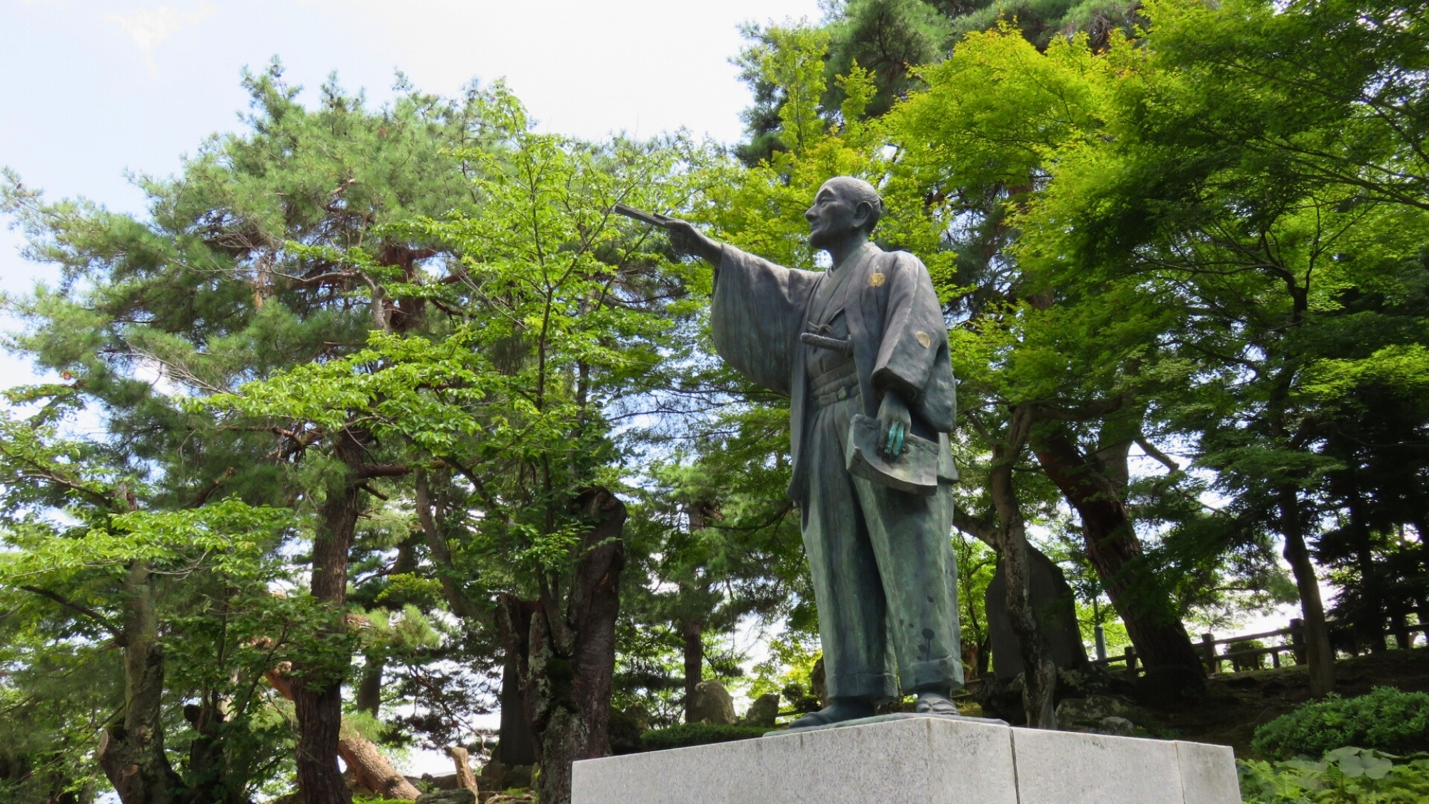 松が岬公園に立つ上杉鷹山公の像。米沢が誇る名君です。