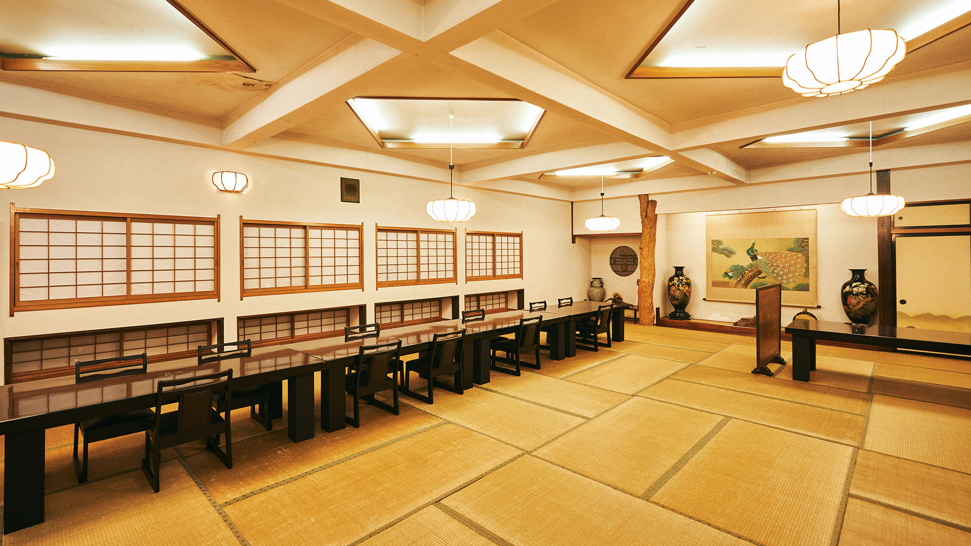 【宴会場　孔雀】畳に椅子テーブル席。会合やご宴会にも。