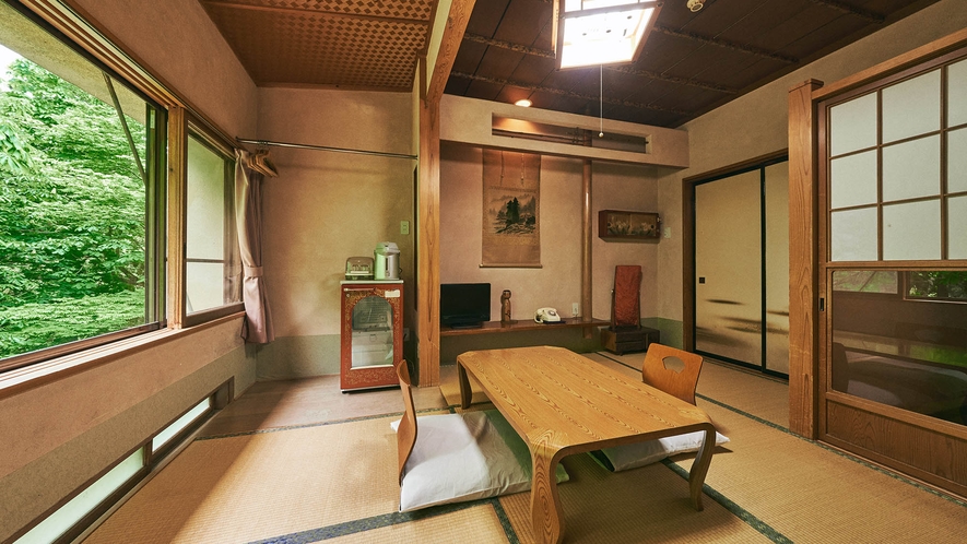 ・【渓谷館一例】コンパクトながらも機能的な昭和の和室様式のお部屋です。