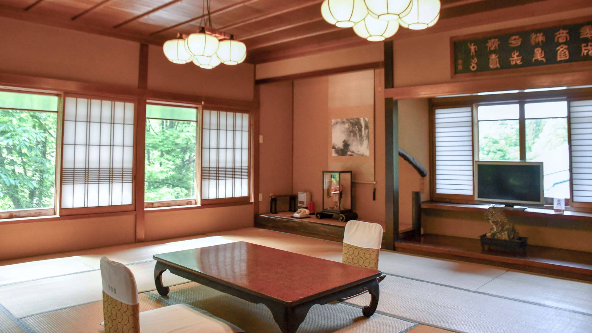 【不動の間】古き佳き佇まいが旅情を誘う、大正浪漫の客室です。