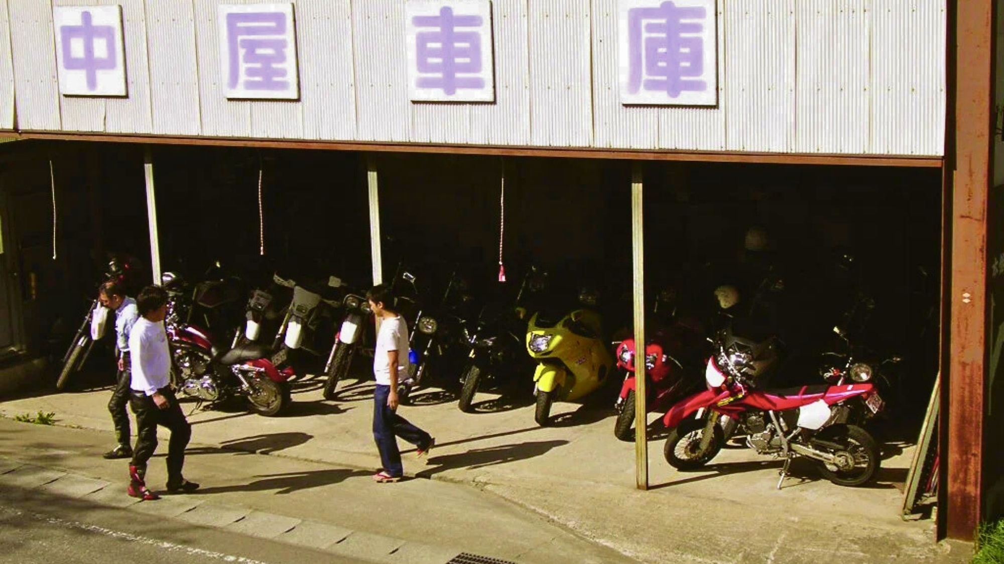 バイクでお越しの方はガレージをご利用いただけます。