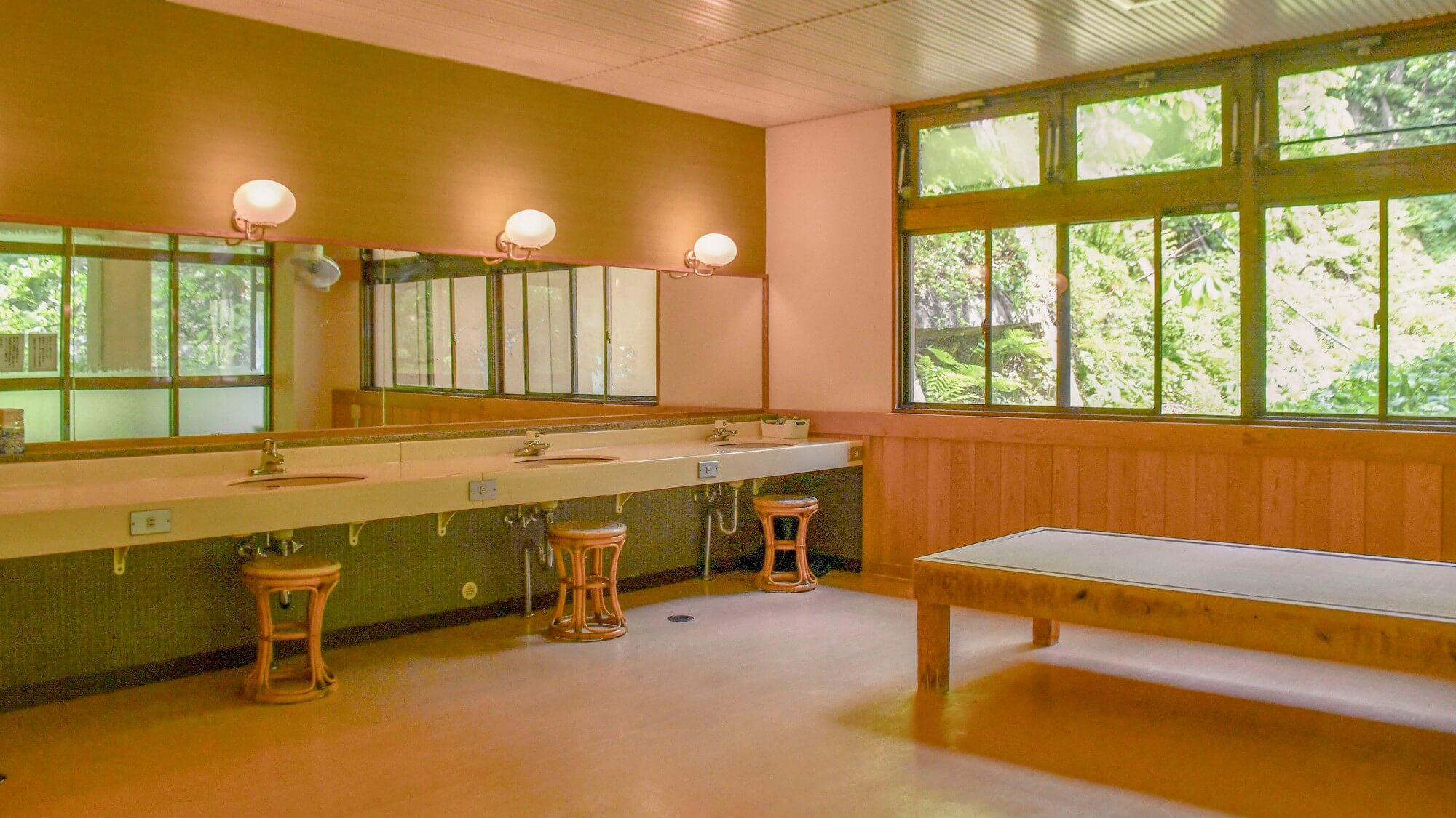 【脱衣所・男湯】備え付けのドライヤーは譲り合ってお使いください。