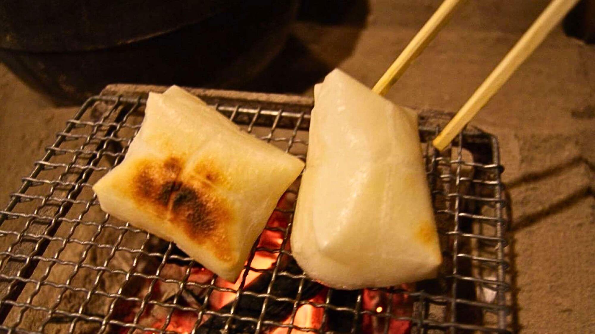 【お汁粉作り体験】囲炉裏の炭火でお餅を焼いて、甘～いお汁粉づくり。冬の楽しみ体験です。