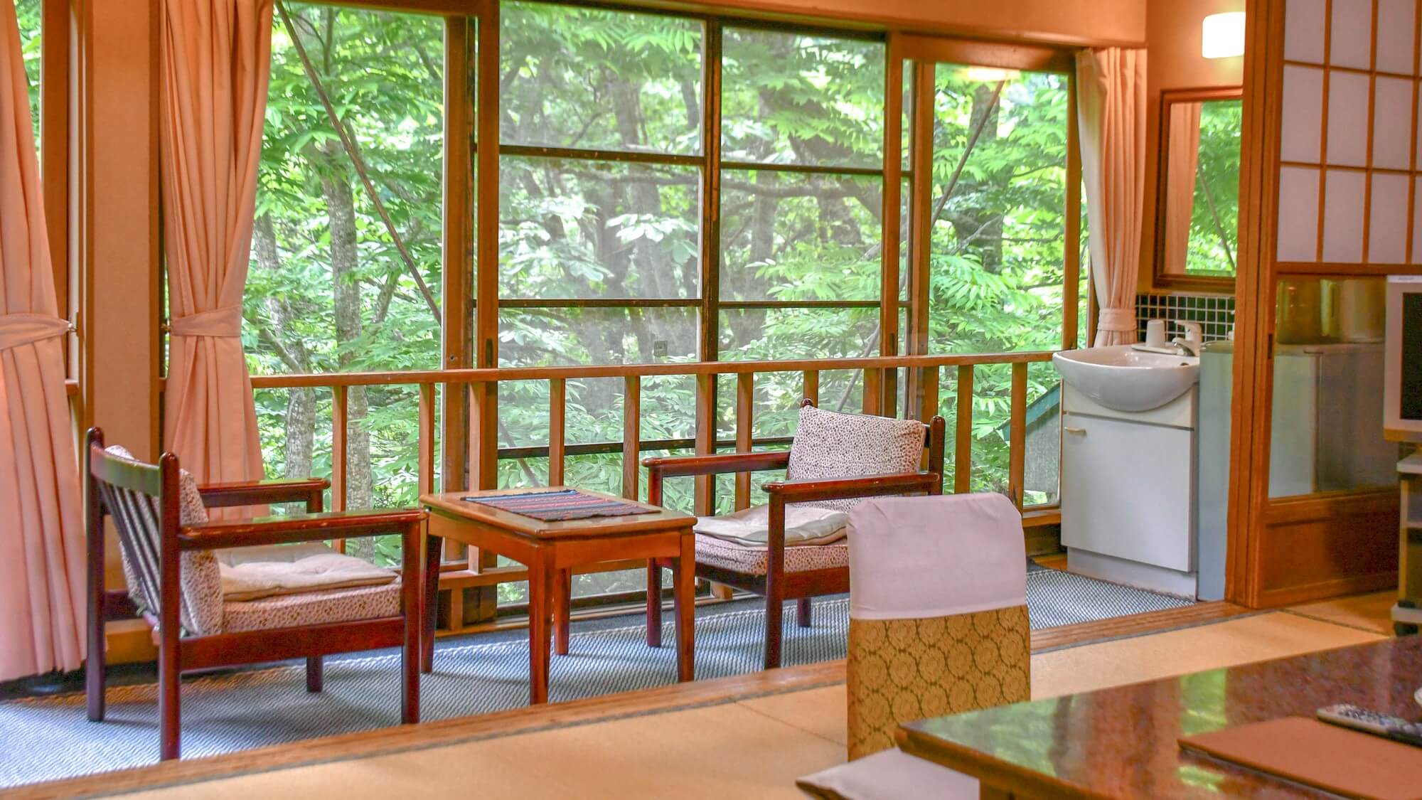 【リーズナブル12畳】四季折々の風景をお部屋からお楽しみいただけます