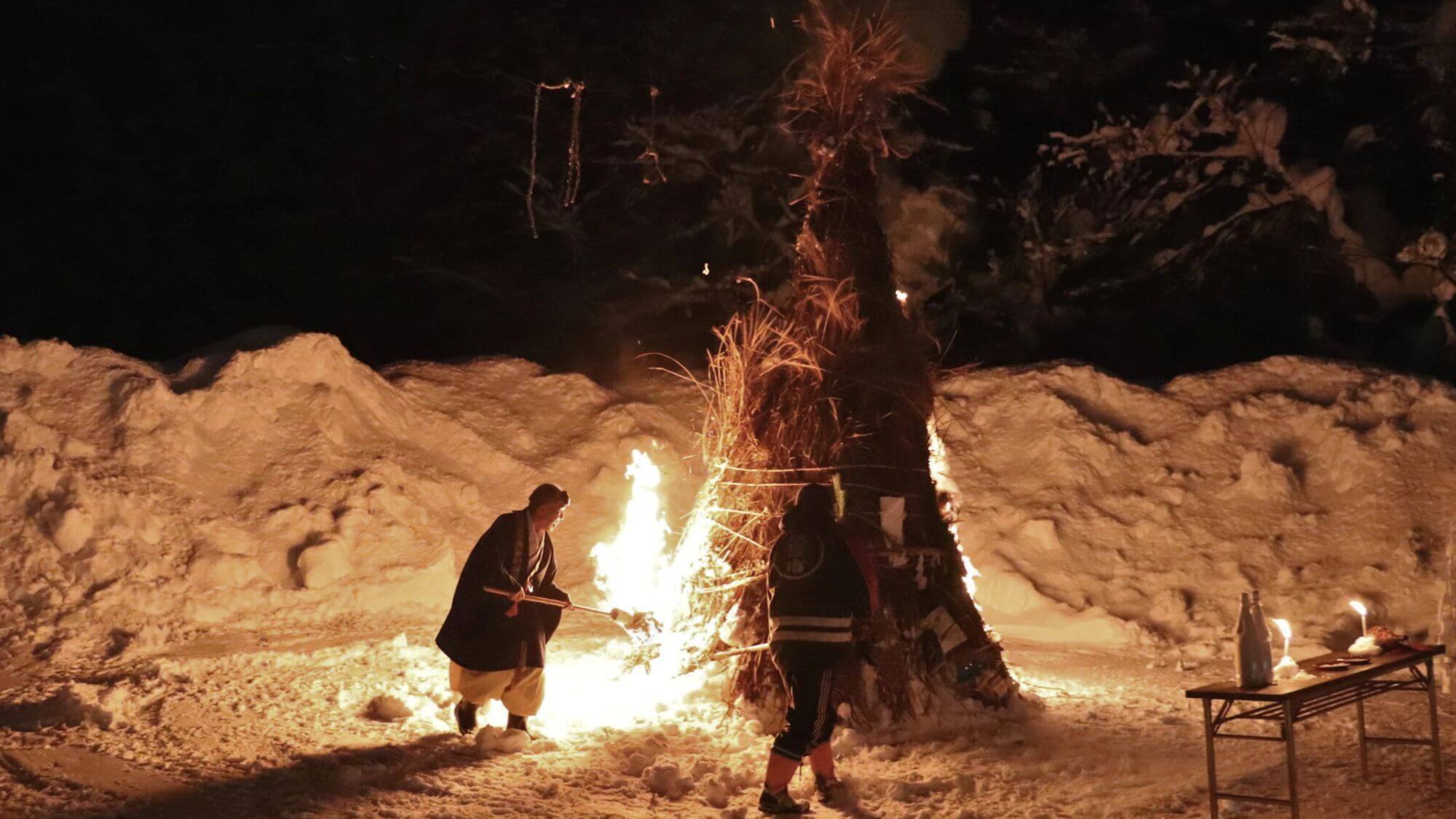 【さいと焼き】御札や御守りに感謝を捧げて焼納する神事です。お神酒・甘酒・お汁粉の振舞も。