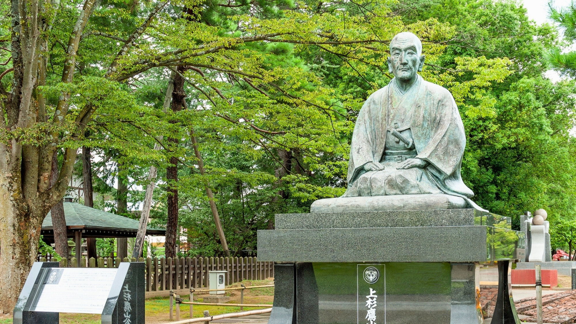 松岬神社そばでは上杉鷹山公が静かに米沢を見守っています。