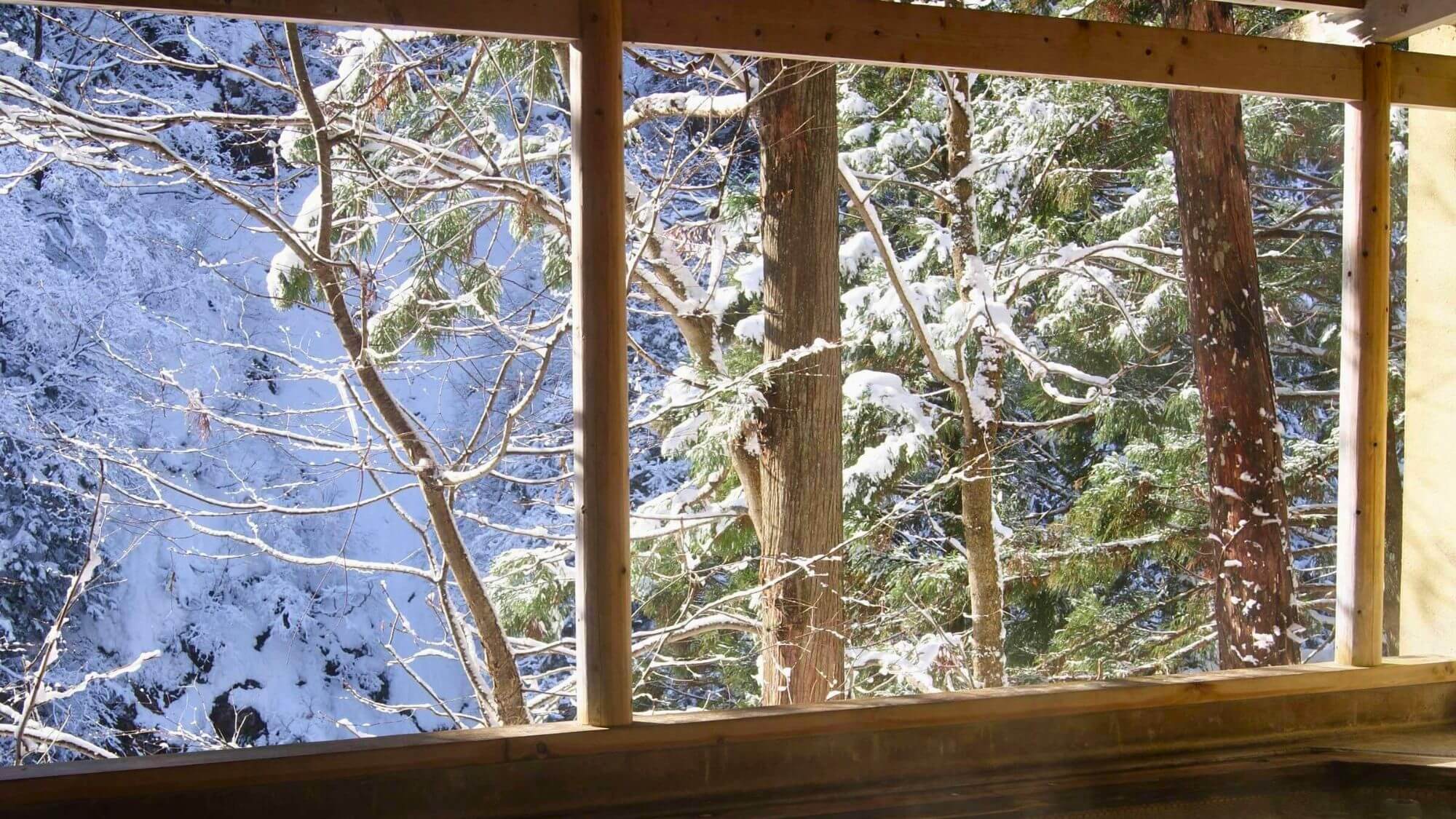 【冬の露天風呂】雪見風呂の贅沢。白く輝く絶景が、冬の旅を彩ります。