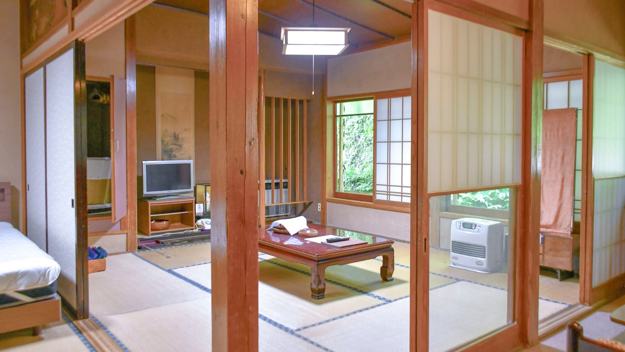 【山紫水明の間】当館唯一の和ベッド客室。2間続きに広縁付きの広々とした客室です。