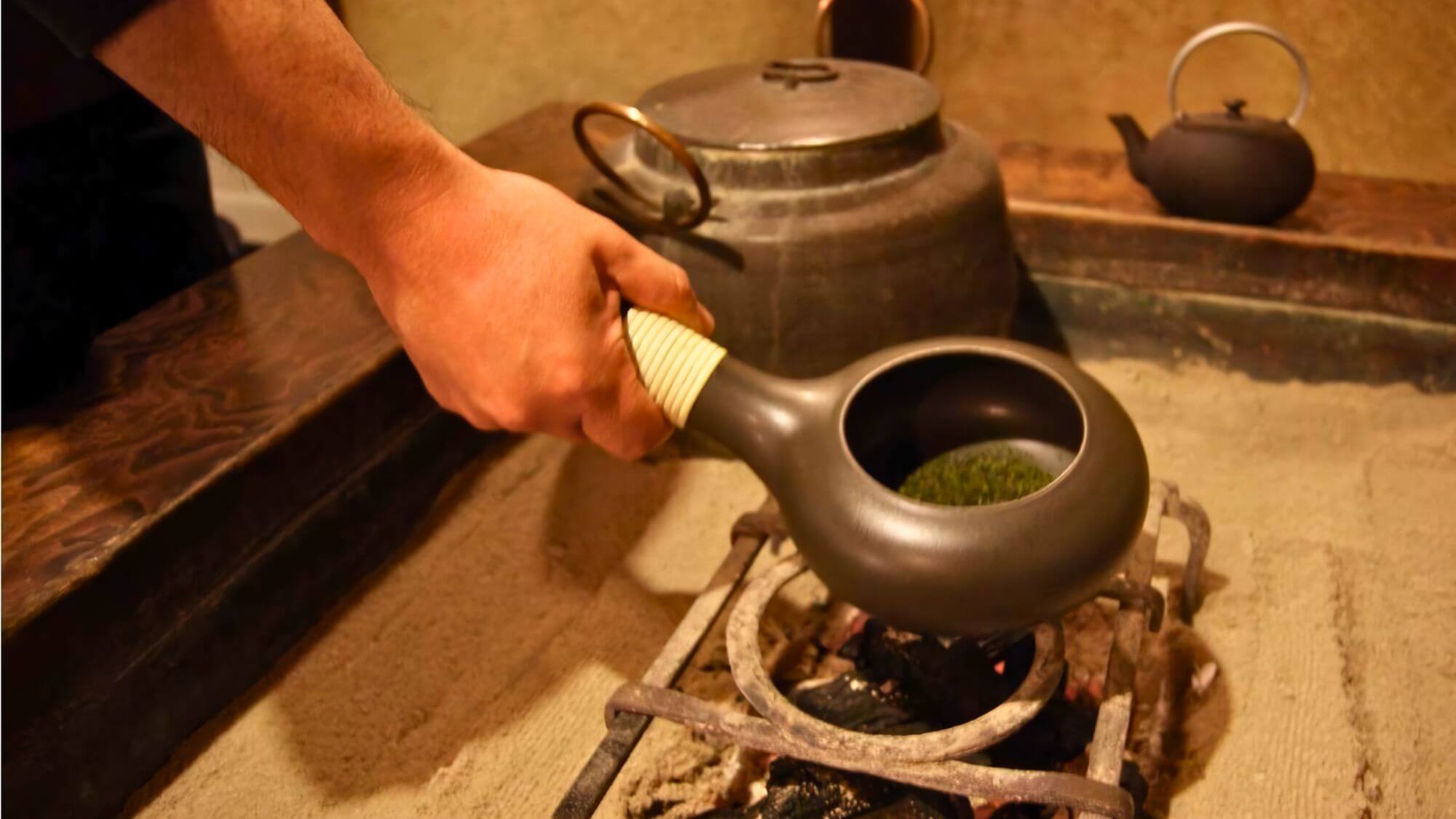 【焙じ茶作り体験】囲炉裏を囲んで、自ら炒って作る焙じ茶の香りは格別です！
