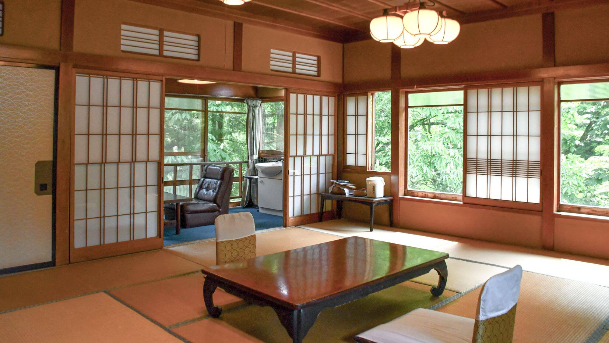 【不動の間】古き佳き佇まいが旅情を誘う、大正浪漫の客室です。