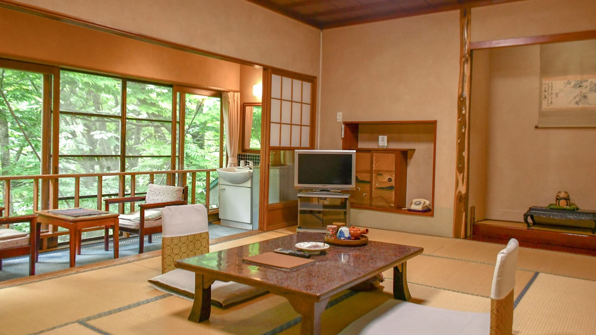 【リーズナブル12畳】広々とした12畳和室。グループや家族旅行にも。