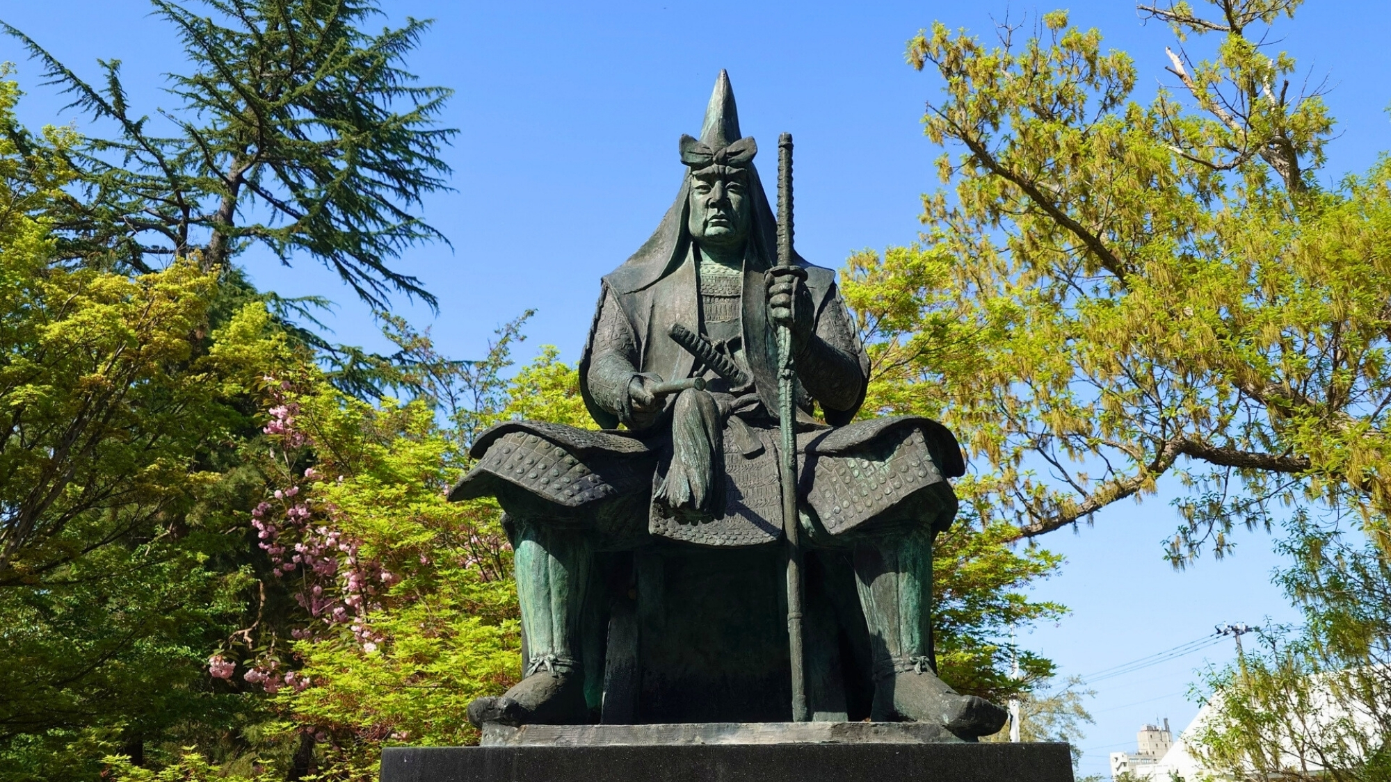 上杉謙信公像。威厳と力強い目力はまるで本人がそばにいるよう。
