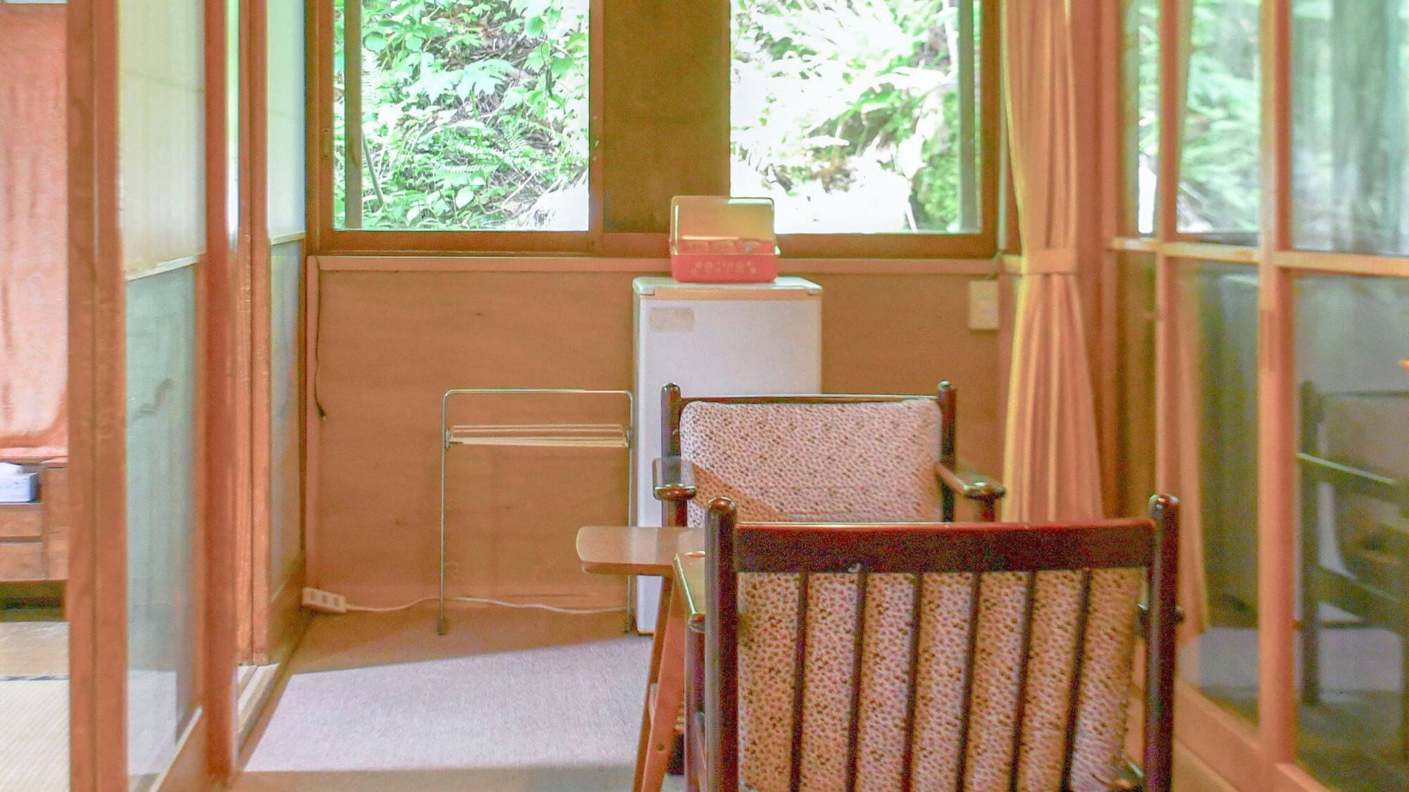 【山紫水明の間】当館唯一の和ベッド客室。2間続きに広縁付きの広々とした客室です。