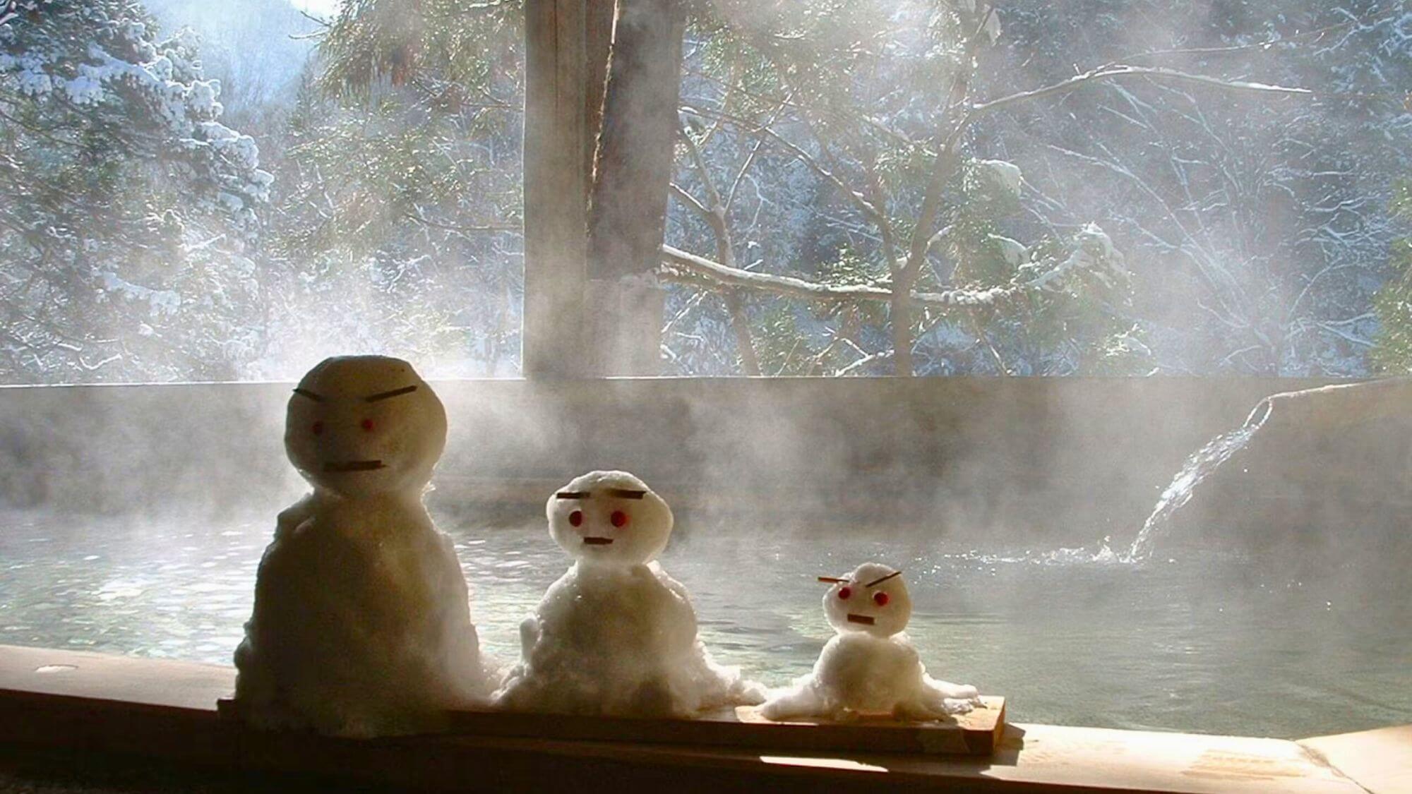 【冬の露天風呂】雪見風呂の贅沢。白く輝く絶景が、冬の旅を彩ります。