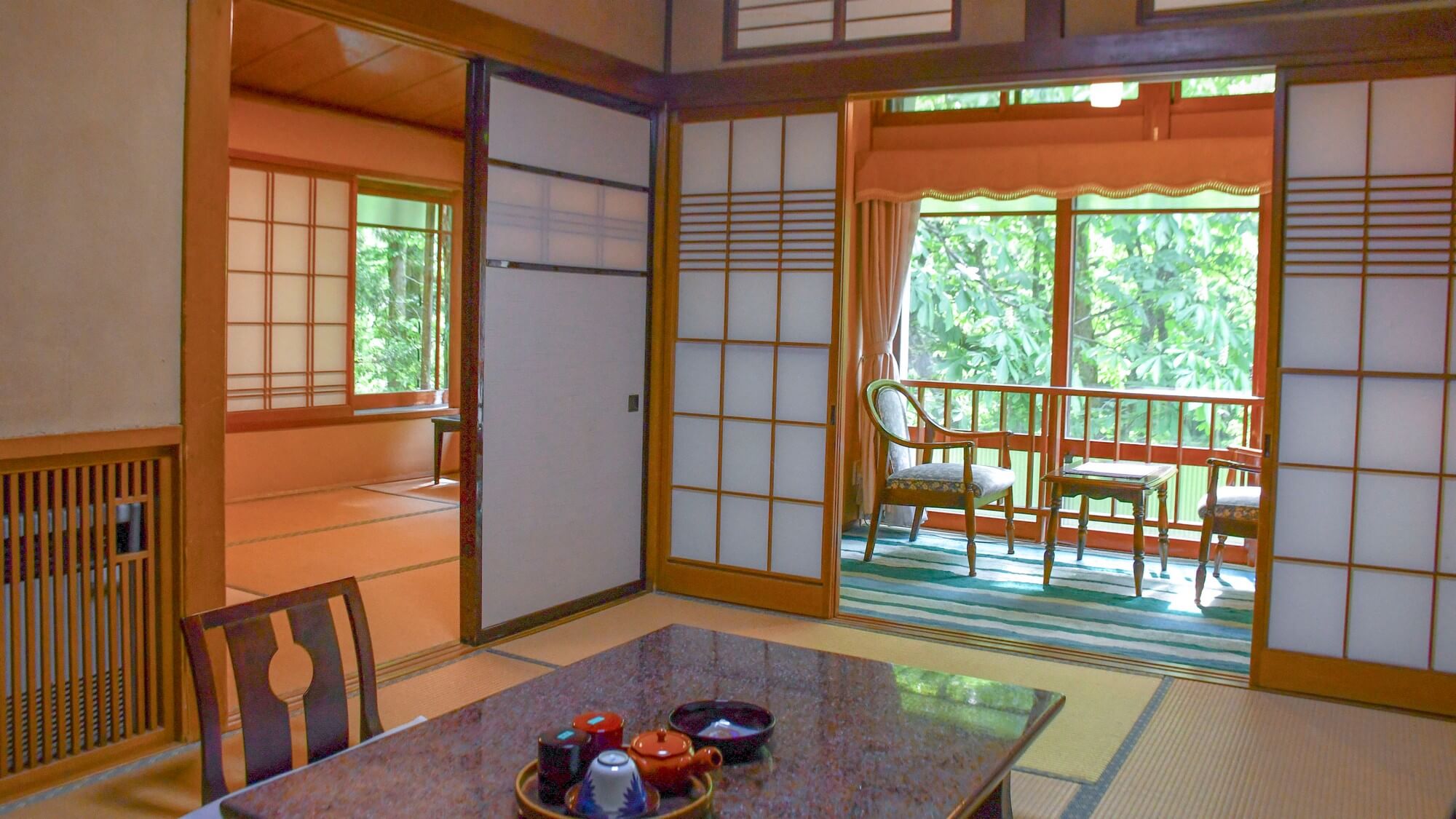 【せせらぎの間】当館唯一の、温泉風呂付き客室。静かに流れる時を愉しむ、趣ある大正の客室です。