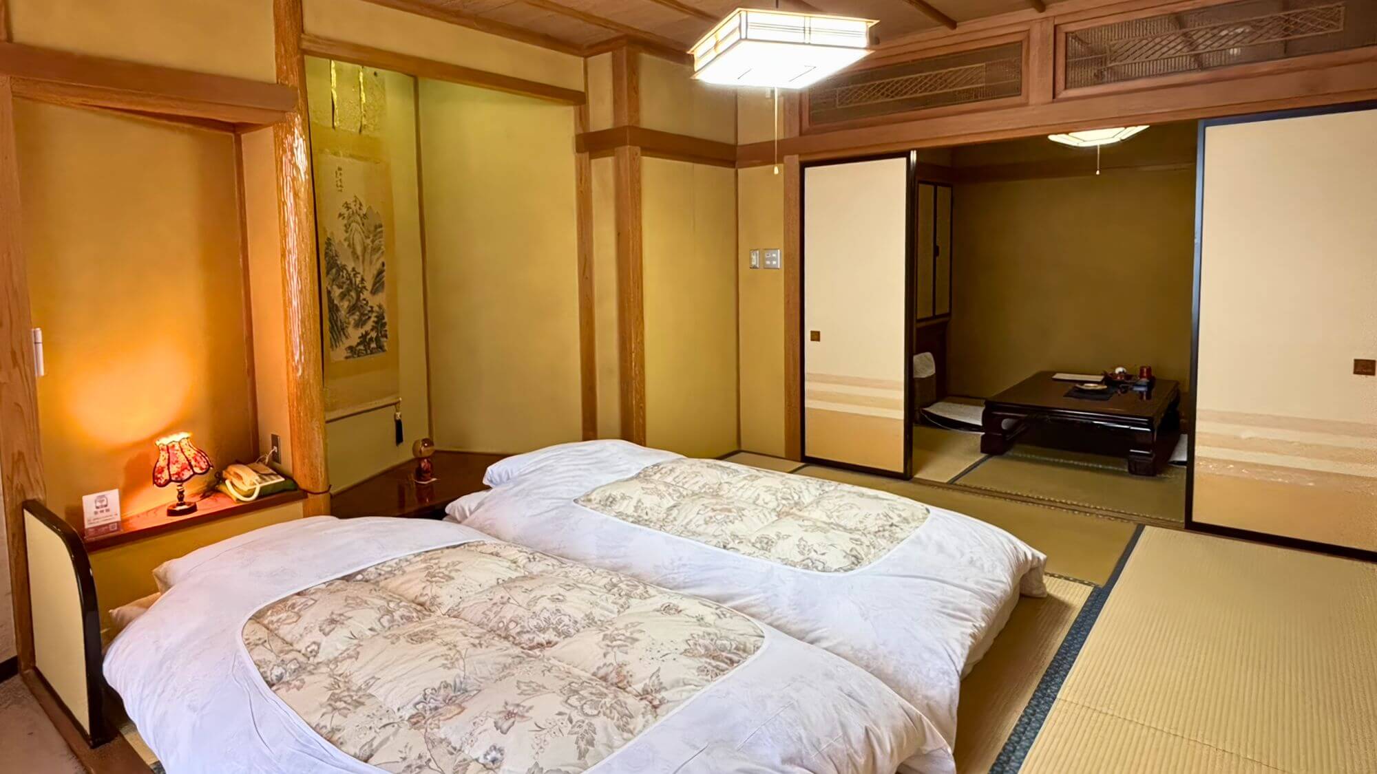 【特別和室あきの間】ローベッド2台を備え、エアコン完備で寒い冬も暖か。2間続きの特別室です。