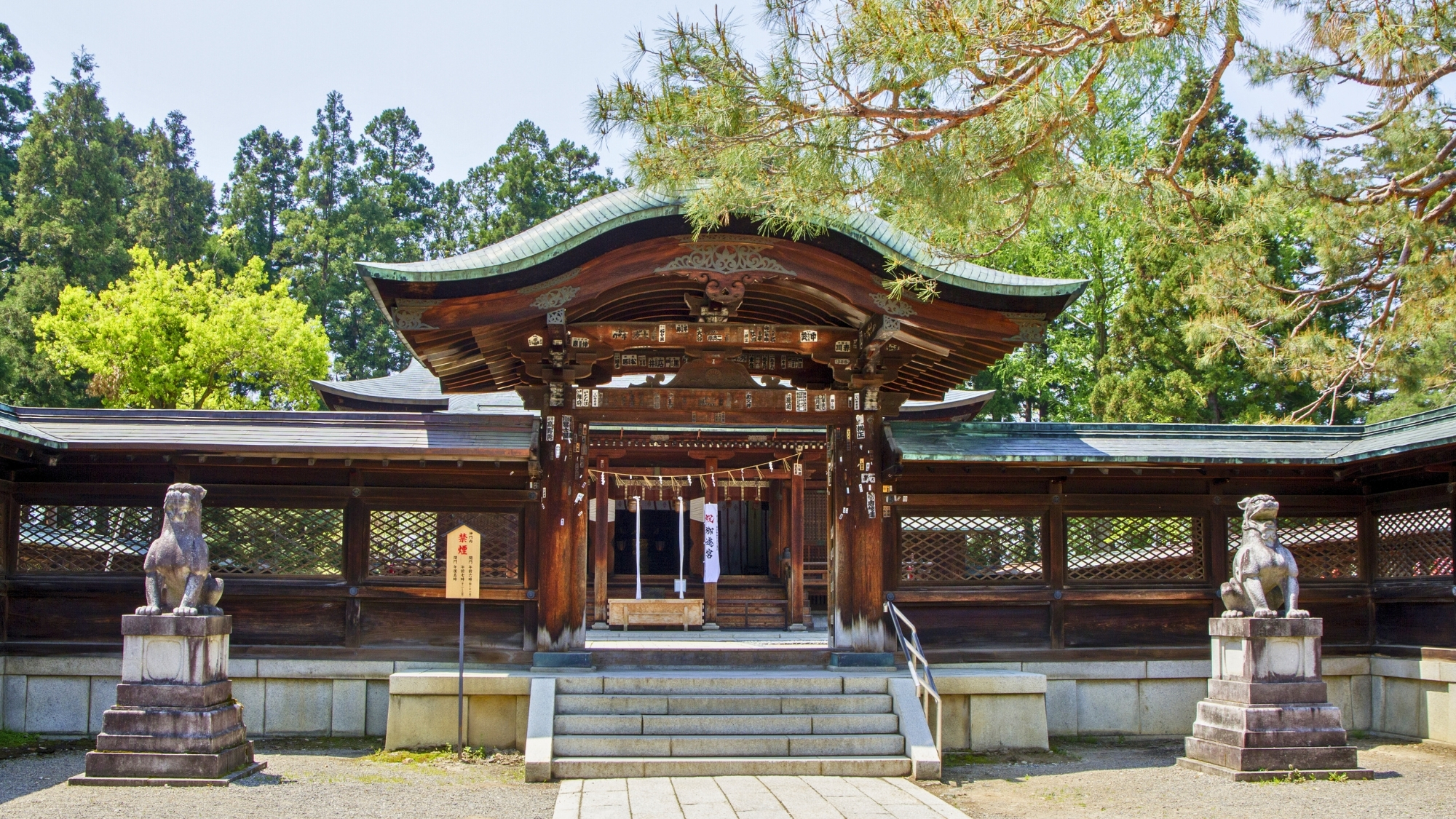 上杉神社。戦国最強の武将「上杉謙信公」を祀るパワースポットとして多くの方が訪れます。
