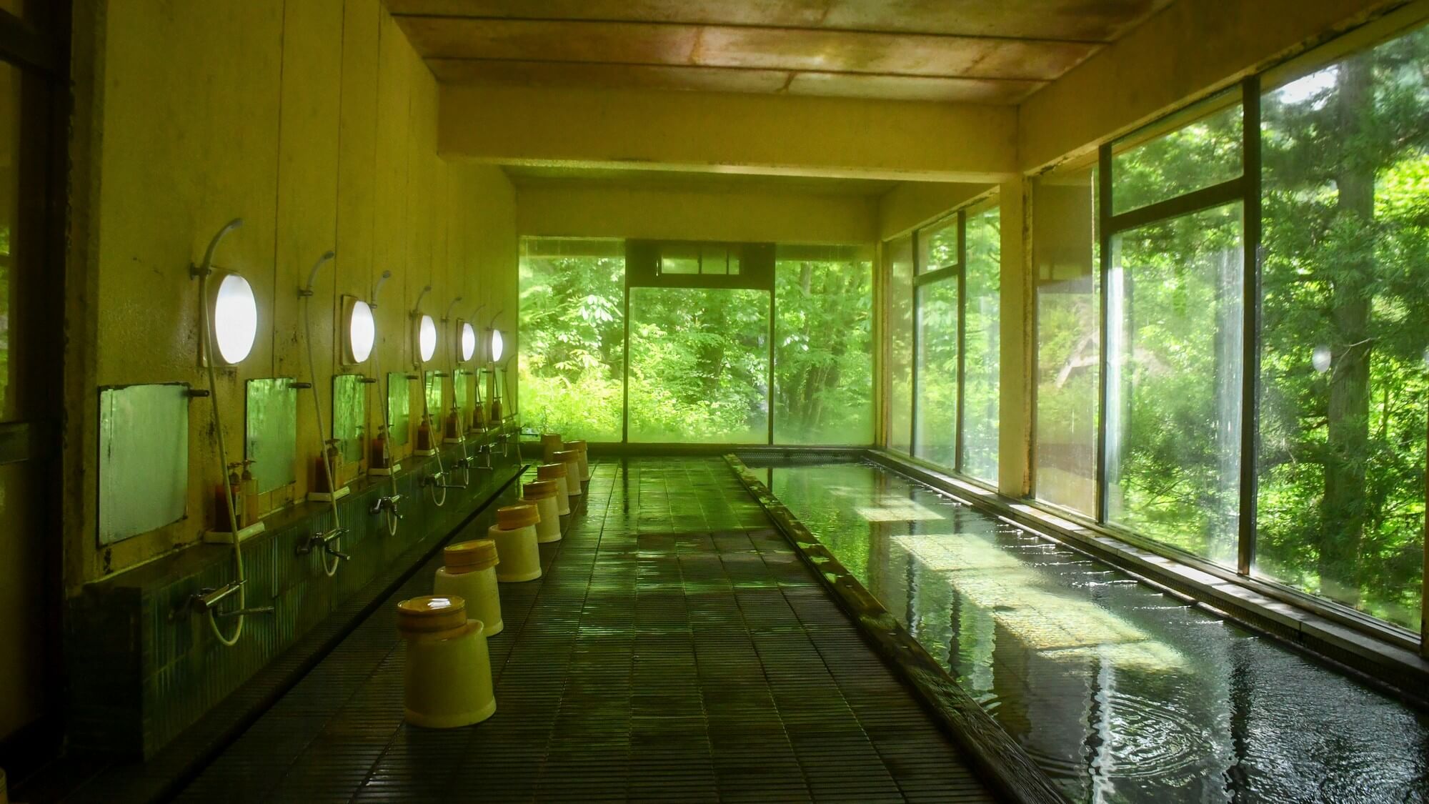 【大浴場】渓谷景色を堪能！男性18m・女性13mの長～い浴槽、名物「オリンピック風呂」です