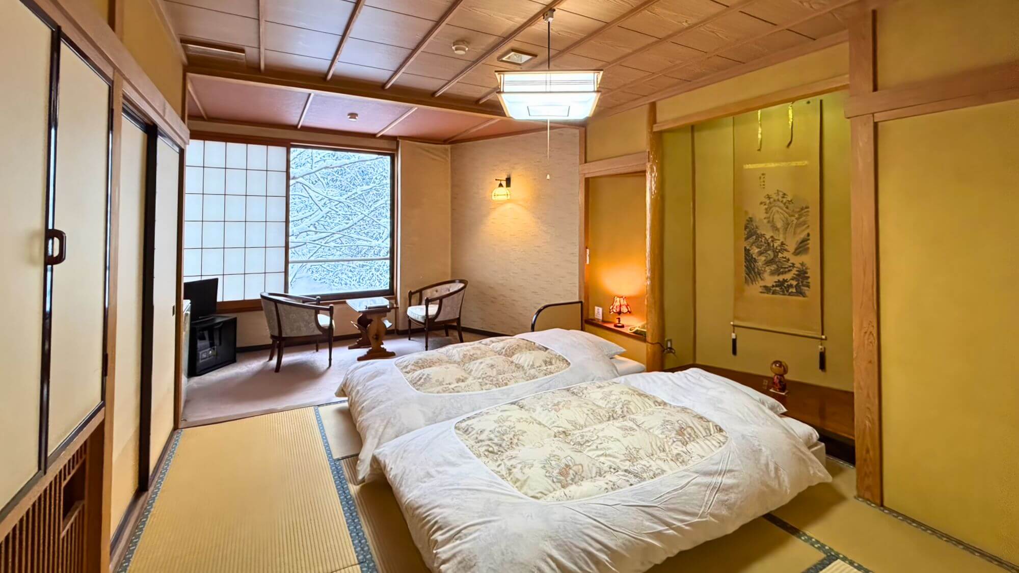【特別和室あきの間】快適なローベッドと畳のくつろぎ。エアコン・バストイレ完備の2間続き特別室です。