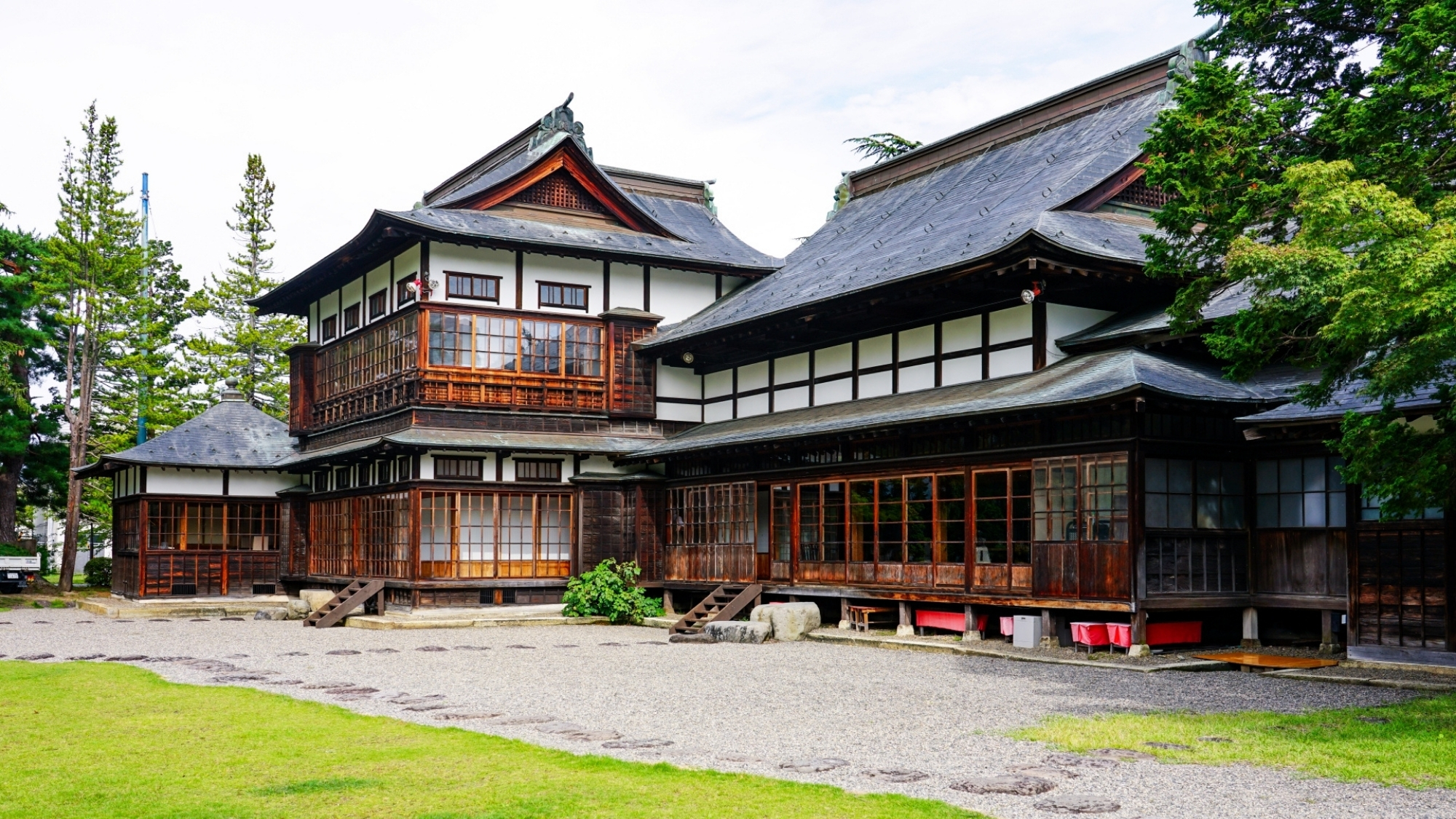 上杉伯爵邸。歴史ある邸宅や郷土料理に上杉家の伝統を感じて。
