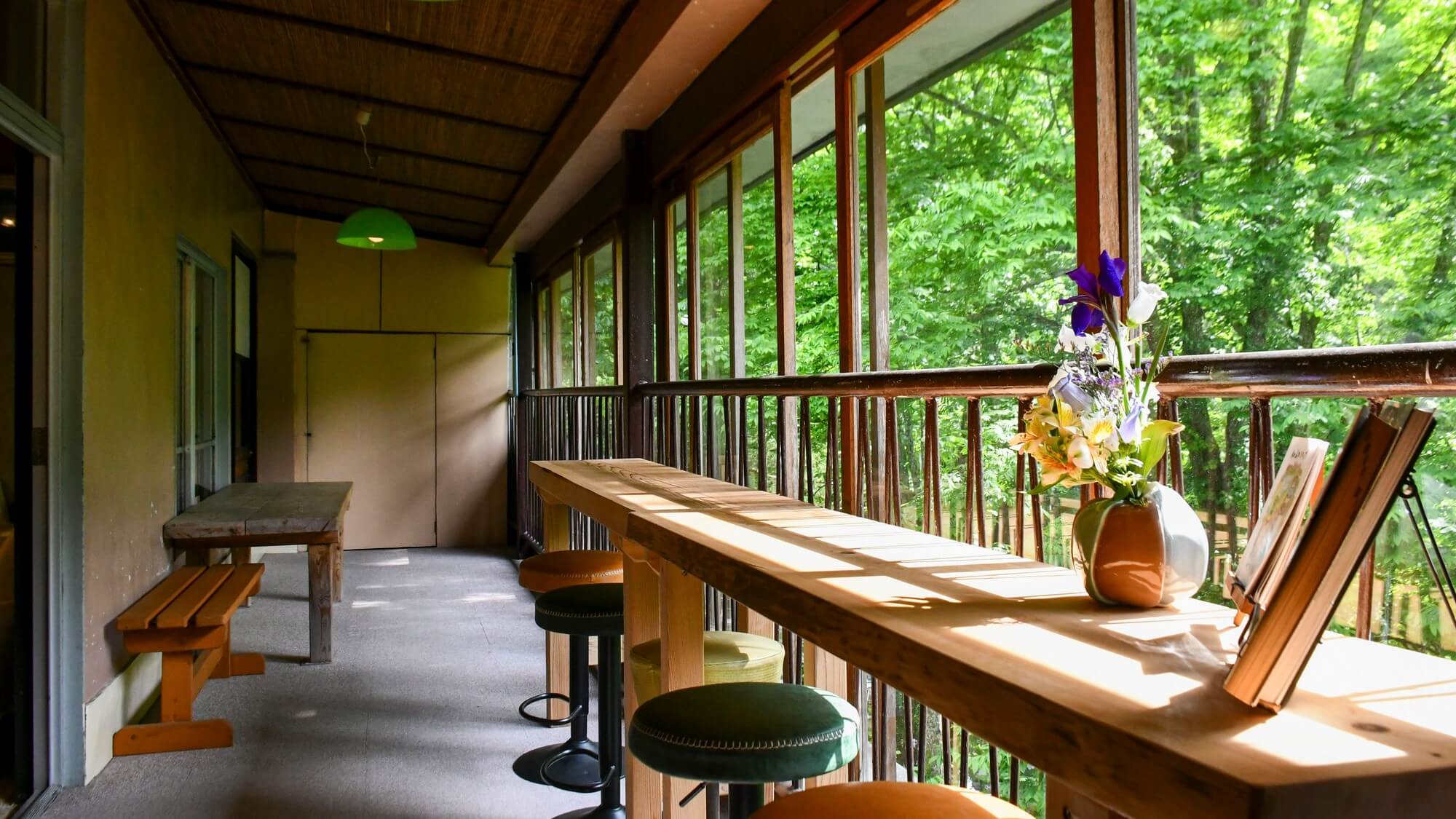 【喫茶コーナー】渓谷の景色を眺めながら、コーヒーはいかがですか？