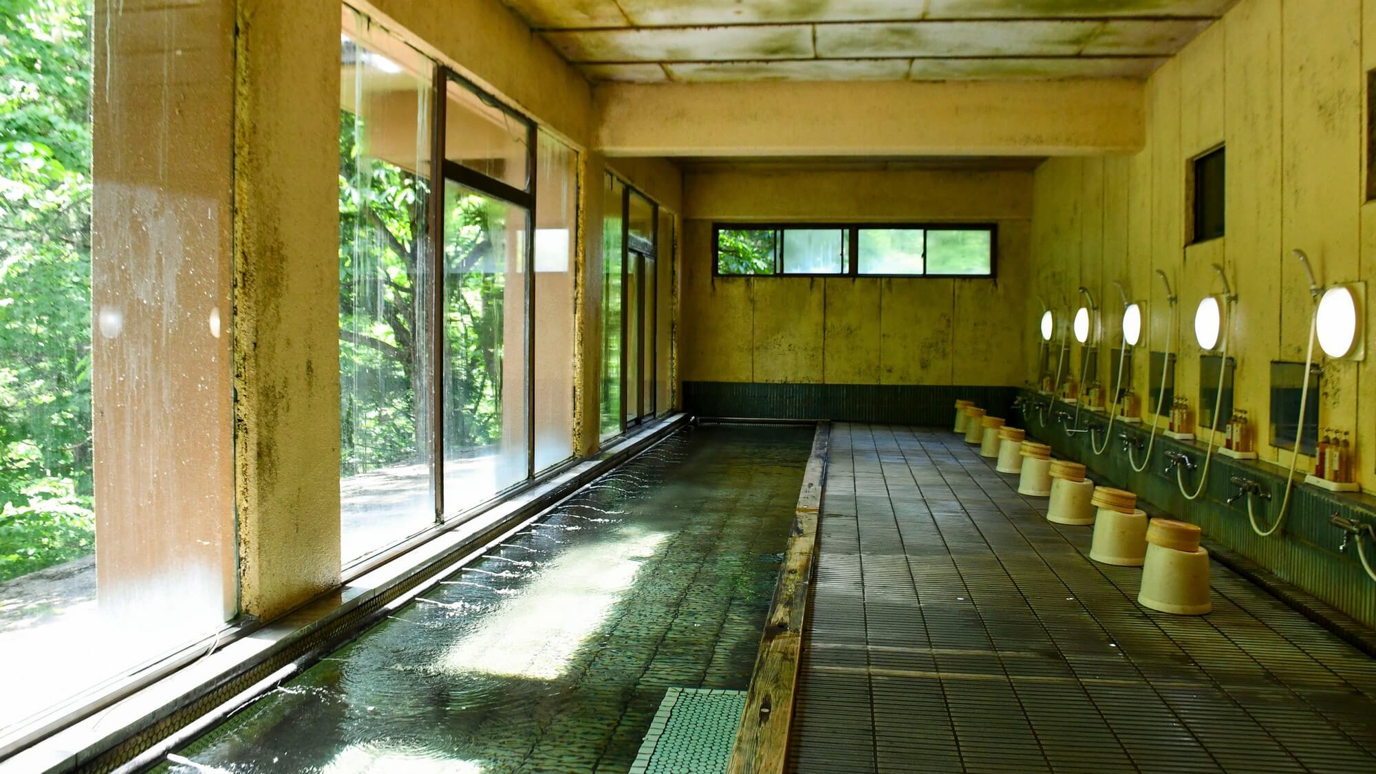 【大浴場】渓谷景色を堪能！男性18m・女性13mの長～い浴槽、名物「オリンピック風呂」です