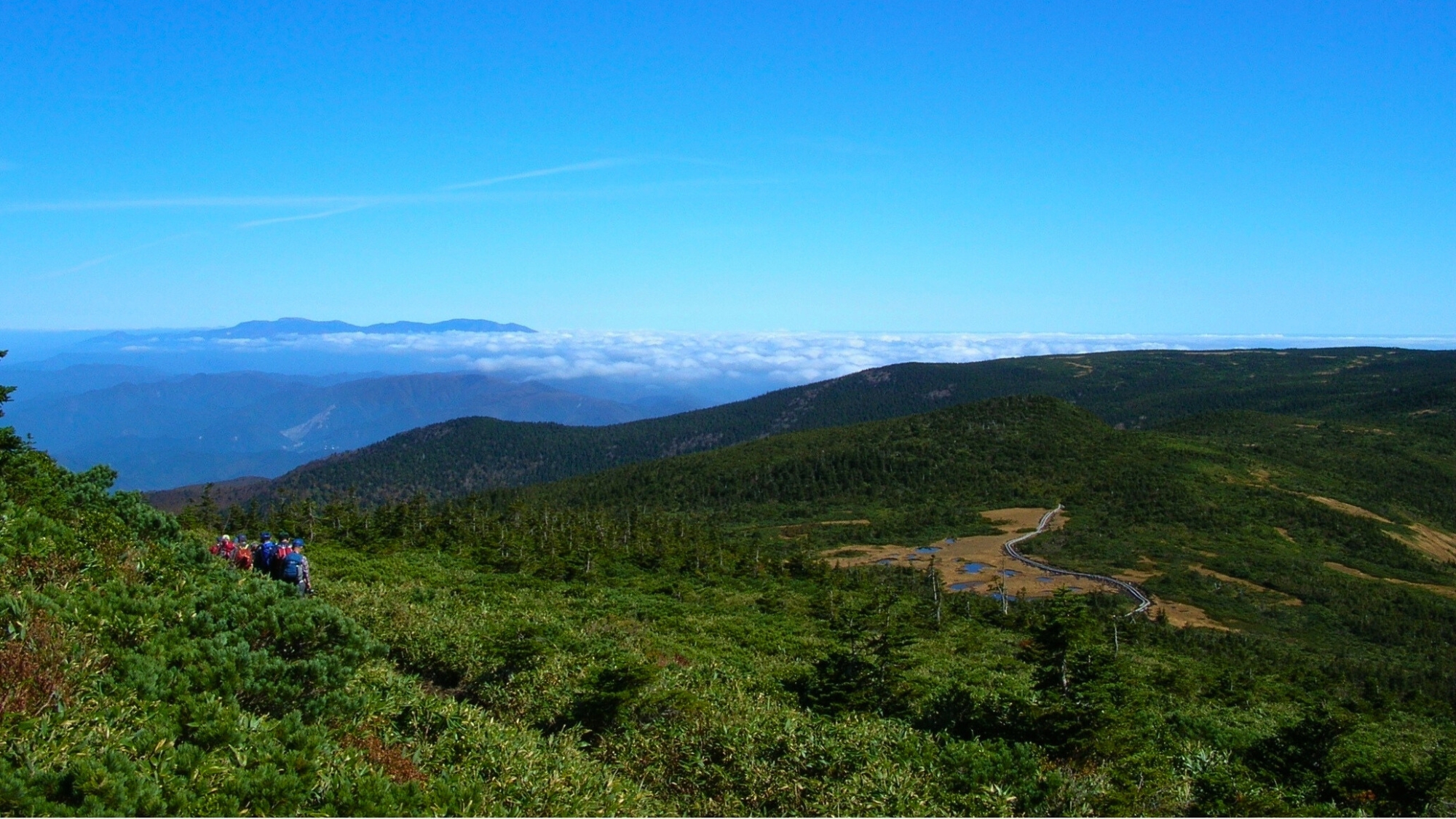  西吾妻山のシーズンは6月～10月。トレッキングやロープウェイでの空中散歩、紅葉狩りが楽しめます。