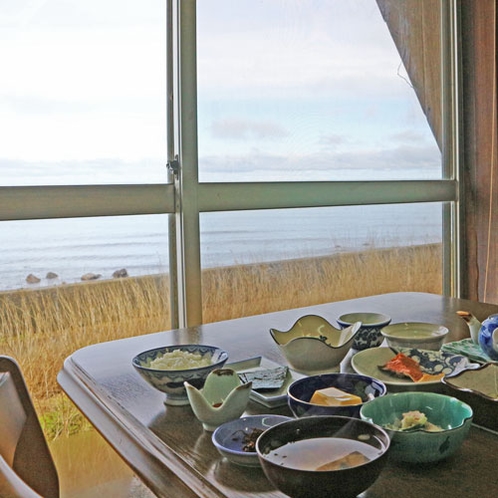 *【朝食一例】バランスの取れた和朝食を海の見える食事処で頂けます
