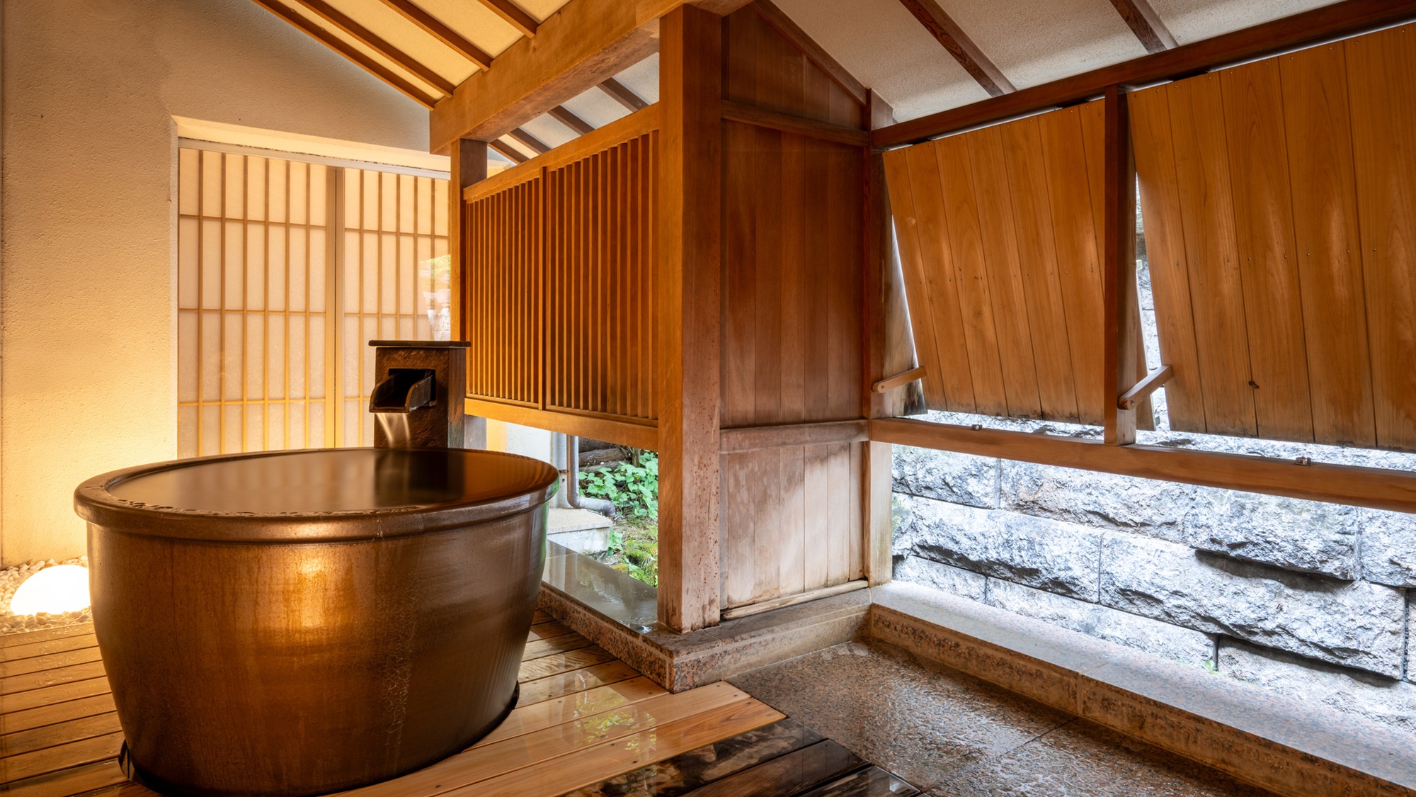 １階【小浴場　湯あそび処　ゆうじろうの湯】小さい浴場ですが５つの湯舟をお楽しみいただけます。