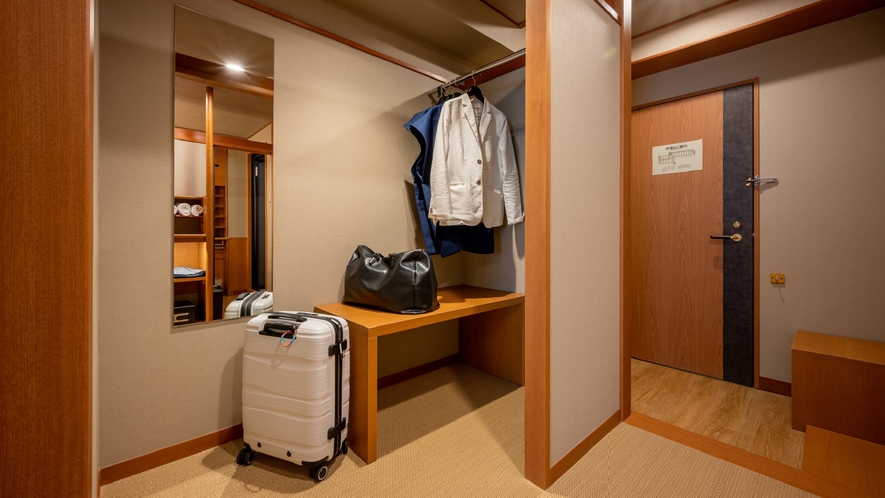 【和モダン客室タイプA・B】入口横に荷物を置ける場所がございます。